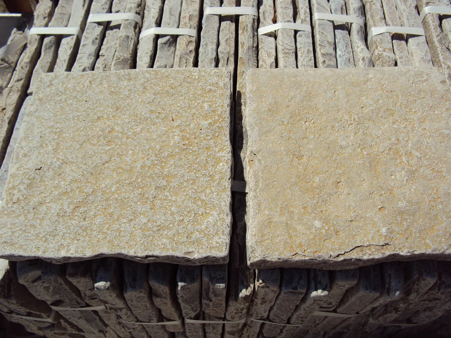 Dallage en pierre calcaire LIMA BEIGE Bords bruts - Minéral Pierre Naturelle