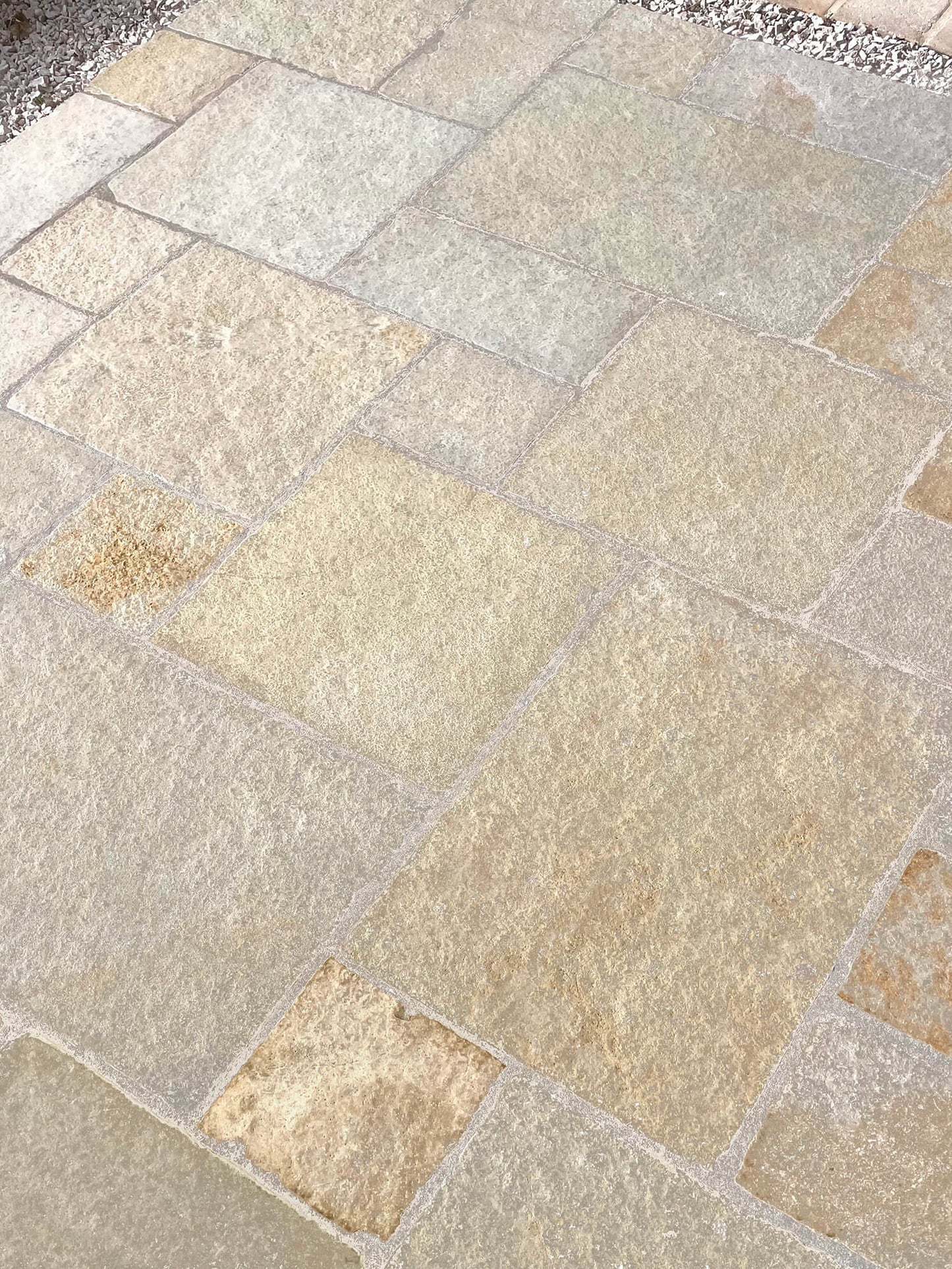 Dallage en pierre calcaire LIMA BEIGE Bords bruts - Minéral Pierre Naturelle