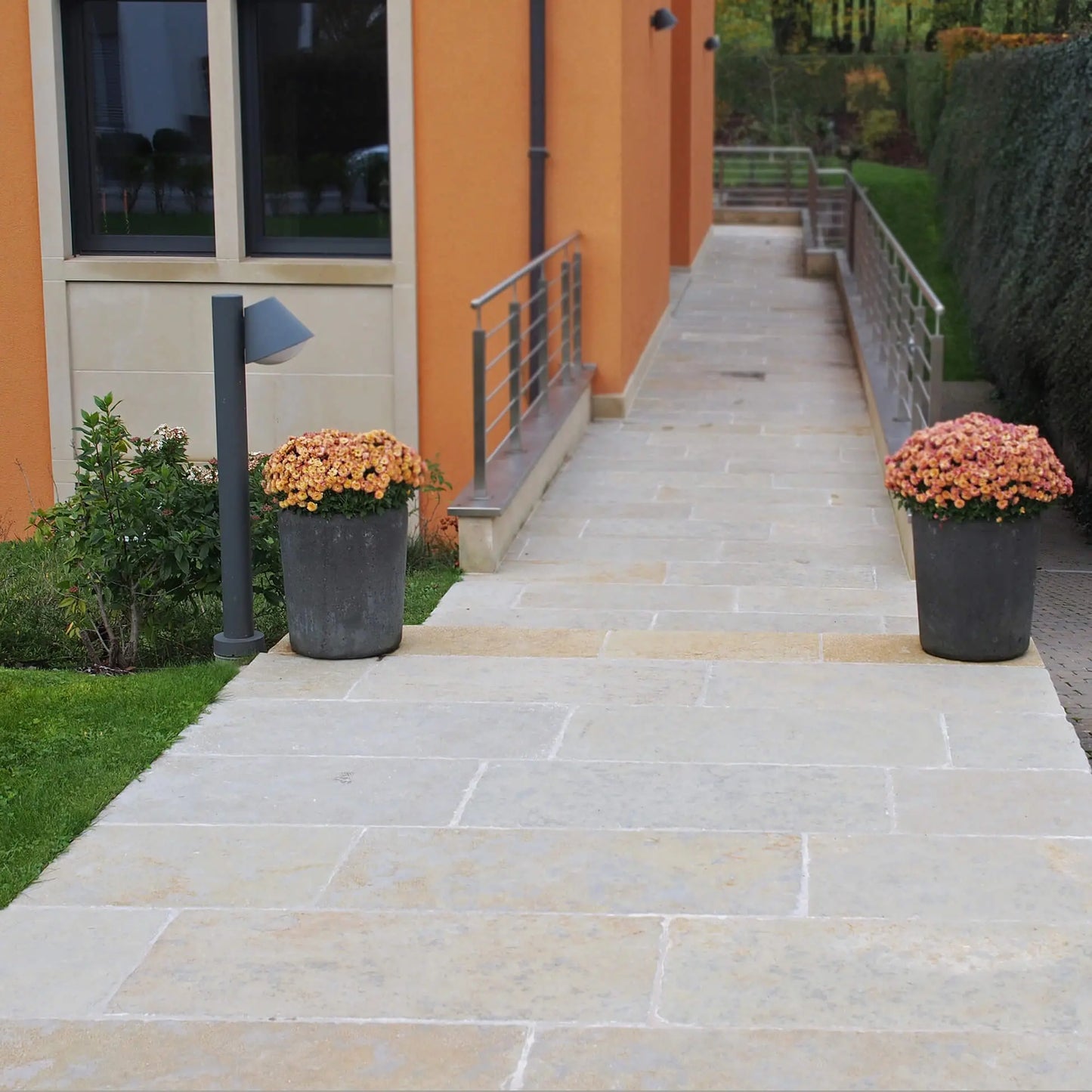 Dallage en pierre calcaire LIMA BEIGE Bords bruts - Minéral Pierre Naturelle