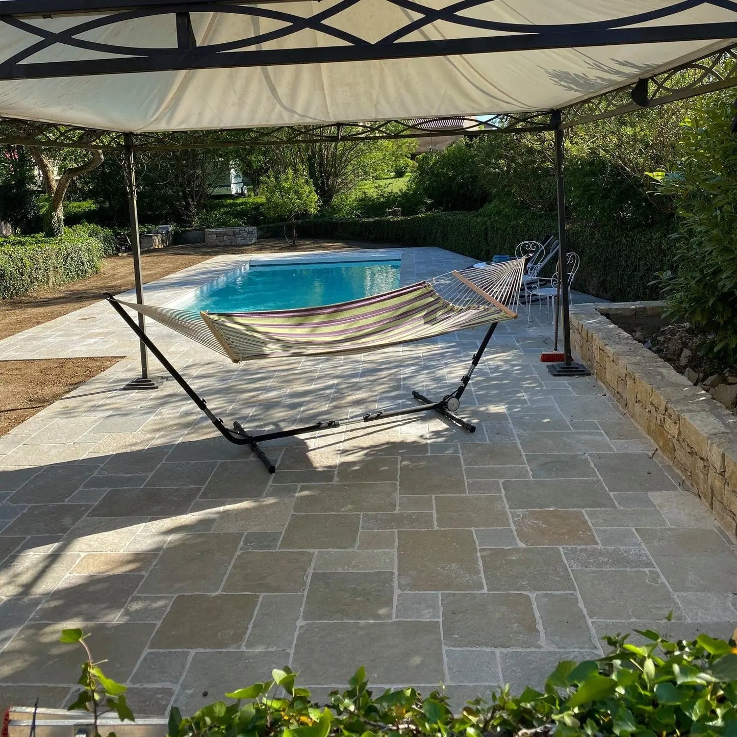 Dallage en pierre calcaire LIMA BEIGE Bords bruts - Minéral Pierre Naturelle