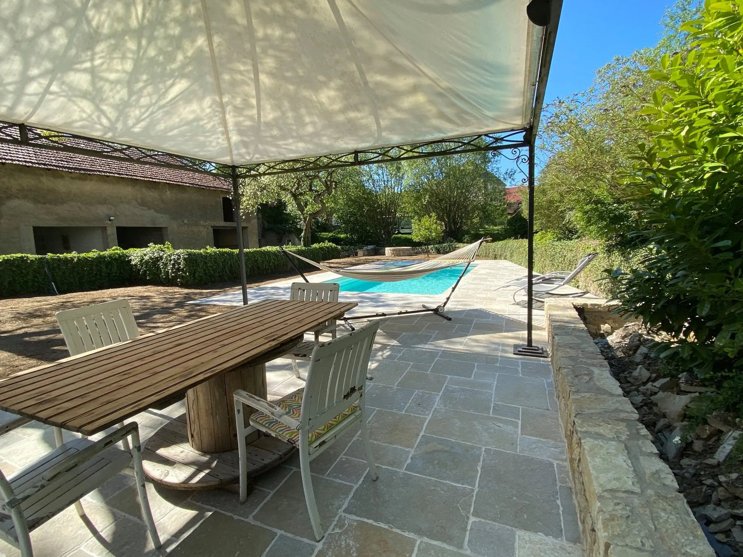 Dallage en pierre calcaire LIMA BEIGE Bords bruts - Minéral Pierre Naturelle