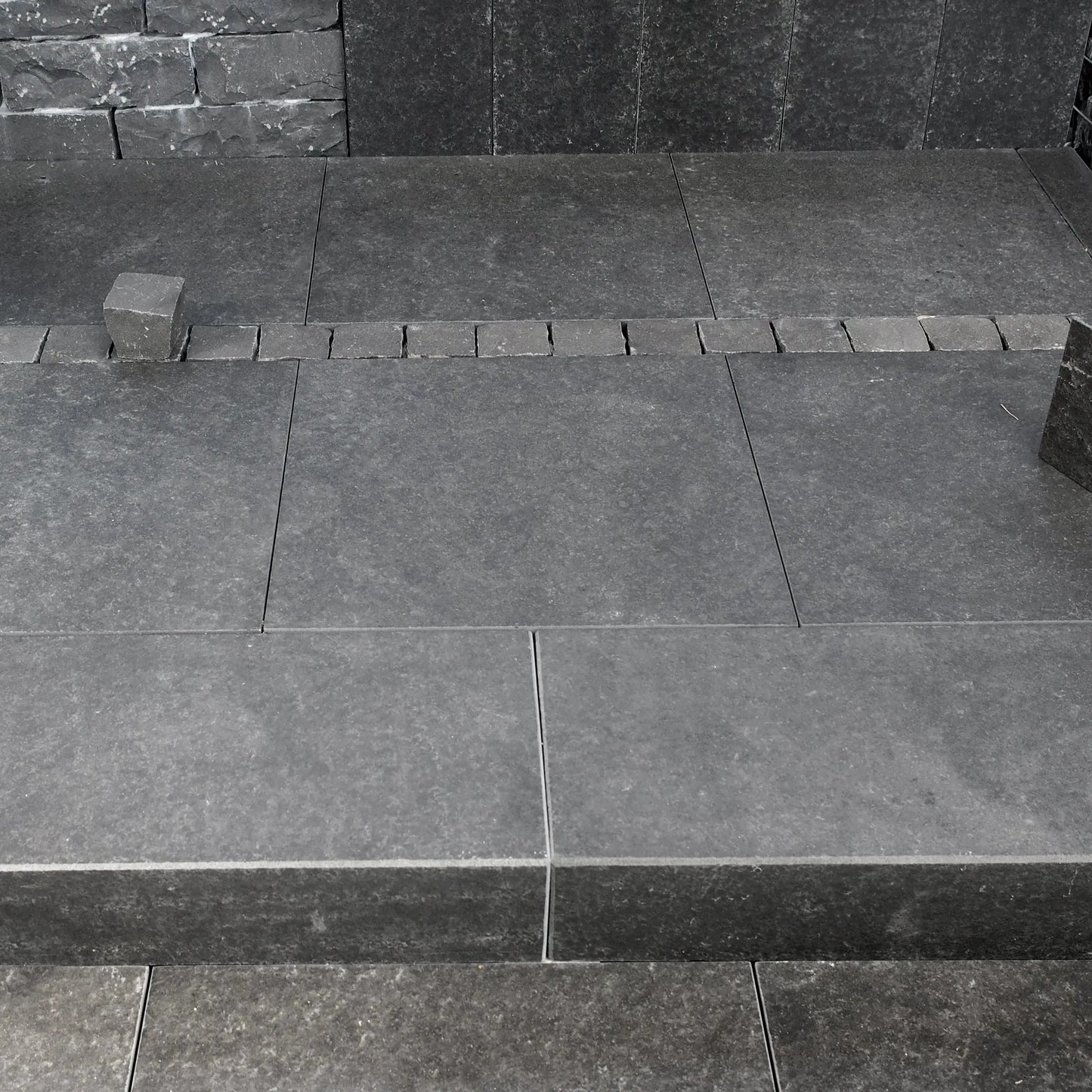 Marche Bloc en BASALTE SUPER BLACK - Minéral Pierre Naturelle