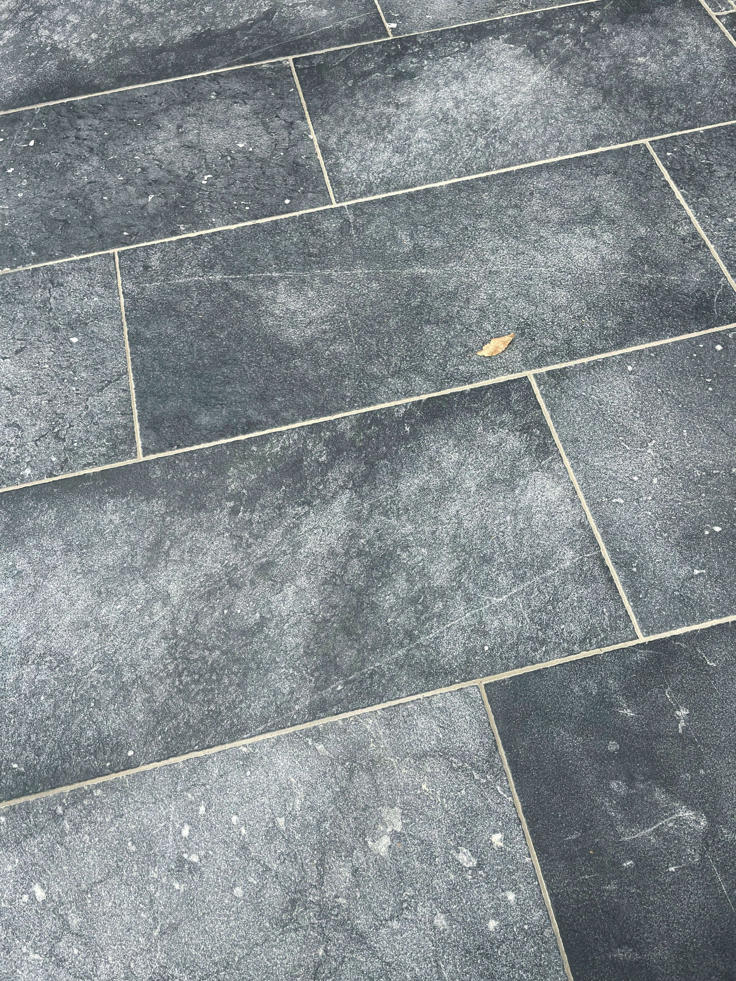 Dallage en Pierre Bleue OCEAN BLUE Sablée Brossée - Minéral Pierre Naturelle