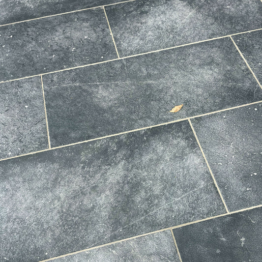 Dallage en Pierre Bleue OCEAN BLUE Sablée Brossée - Minéral Pierre Naturelle