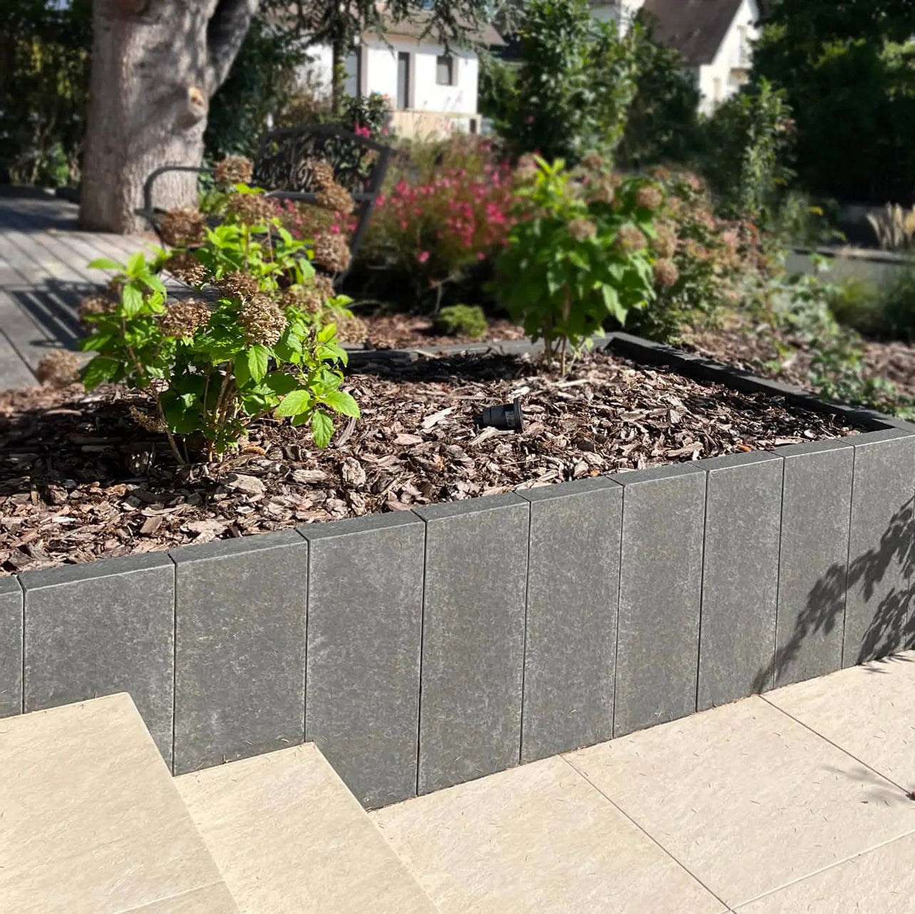 Palissade en BASALTE SUPER BLACK flammé - Minéral Pierre Naturelle