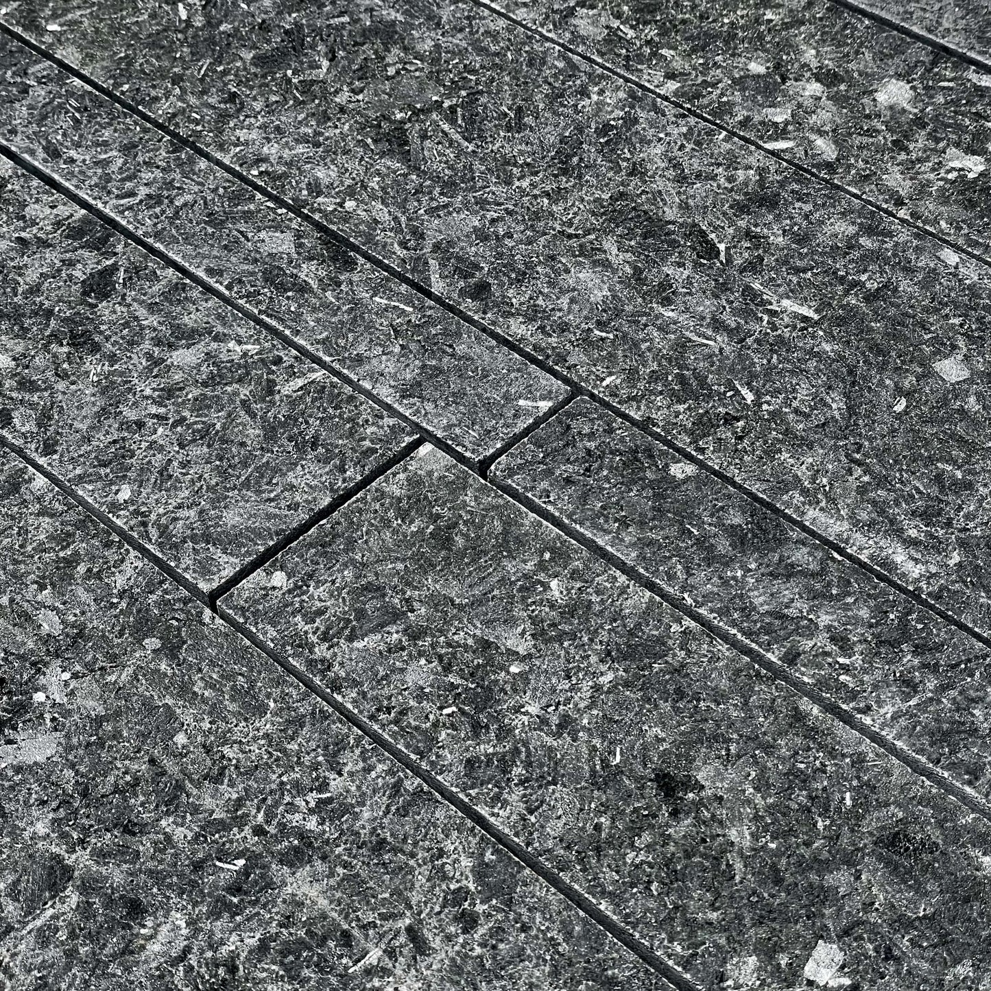 Parement granit Jade Black Finition : WaterJet, bords sciés