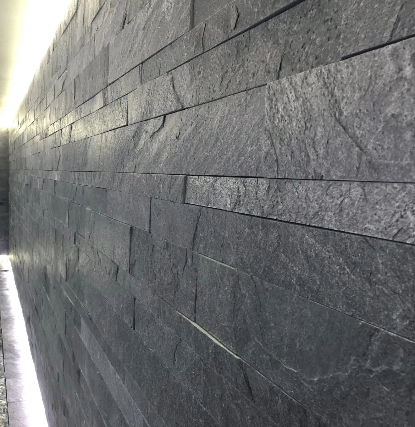 Parement en quartzite titane, gris, mur Finition : Toutes faces naturelles, bords sciés
Longueurs : 40 à 80 cm
Hauteur : 5-8-12 cm
Épaisseur : 1.2 cm
Poids : 41 kg/m²