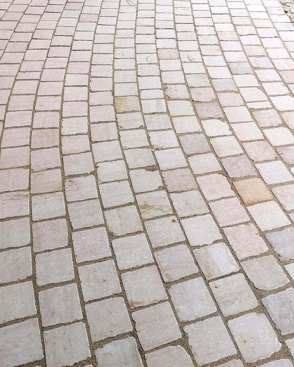 Pavé en pierre calcaire ALMENDRA beige bords sciés - 14 x 14