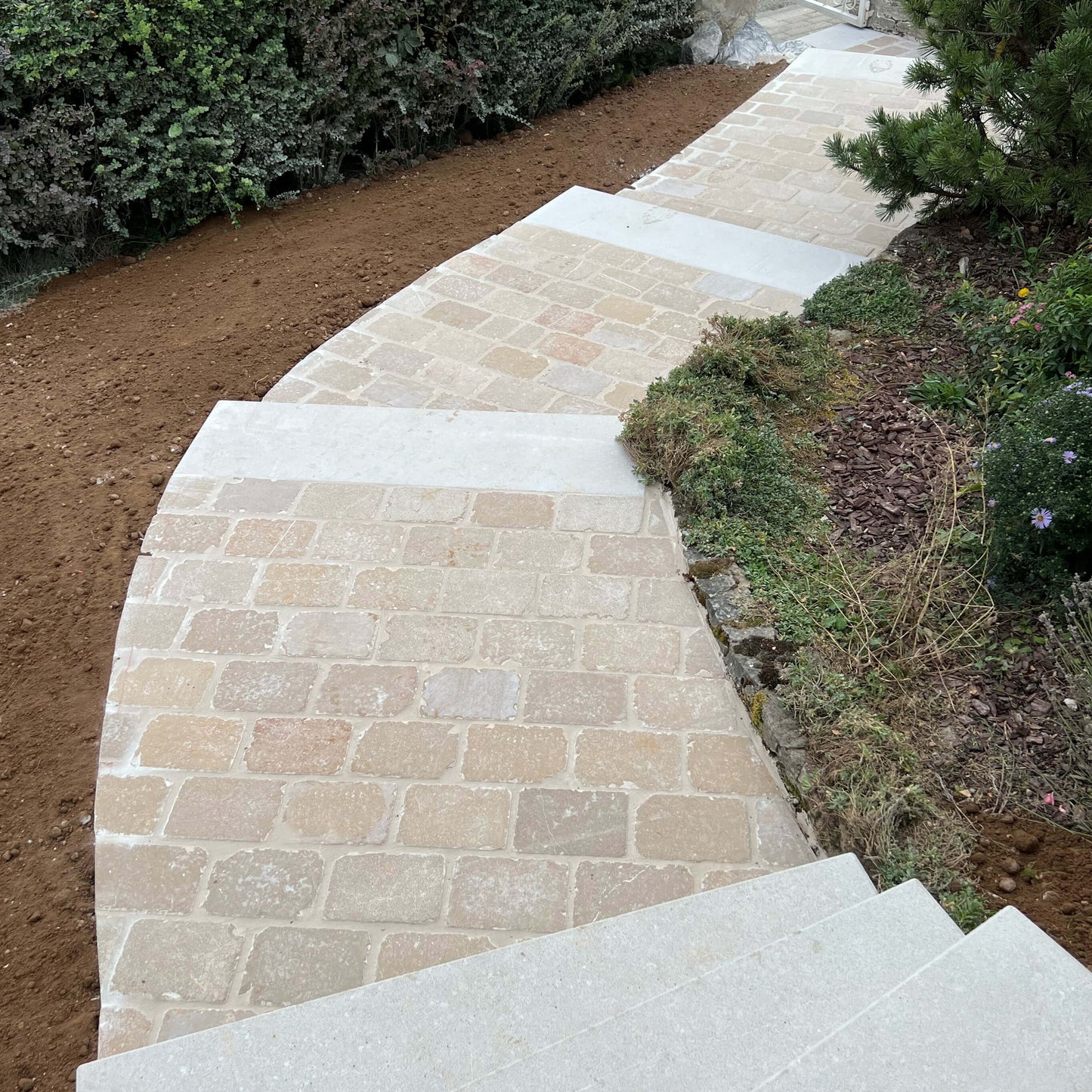 Pavé en pierre calcaire ALMENDRA beige bords sciés - 20 x 14 - Photo réalisation marche bloc