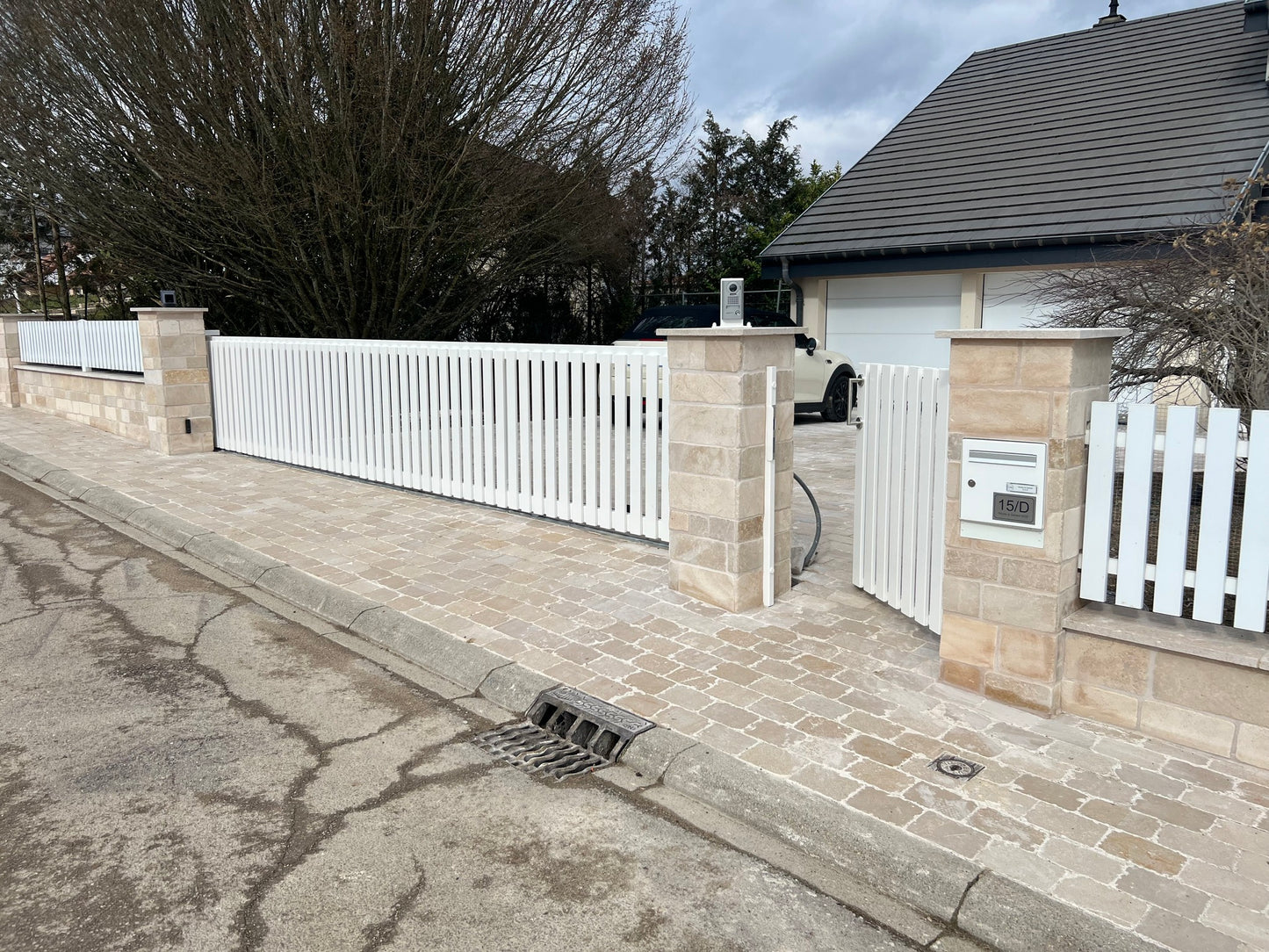 Pavé en pierre calcaire ALMENDRA beige bords sciés - 20 x 14 - Photo réalisation - Devant maison, portail