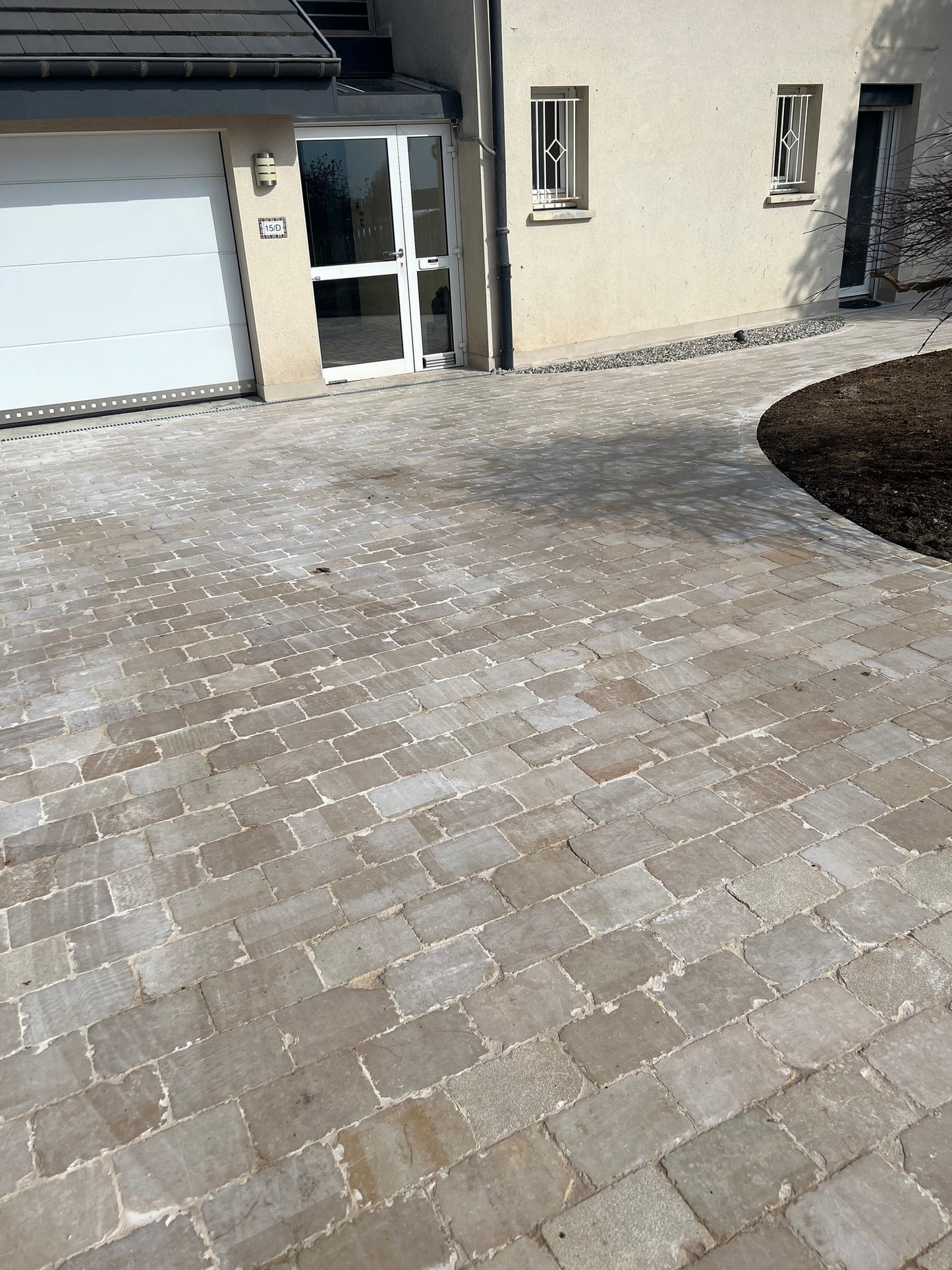 Pavé en pierre calcaire ALMENDRA beige bords sciés - 20 x 14 - Photo réalisation, devant garage
