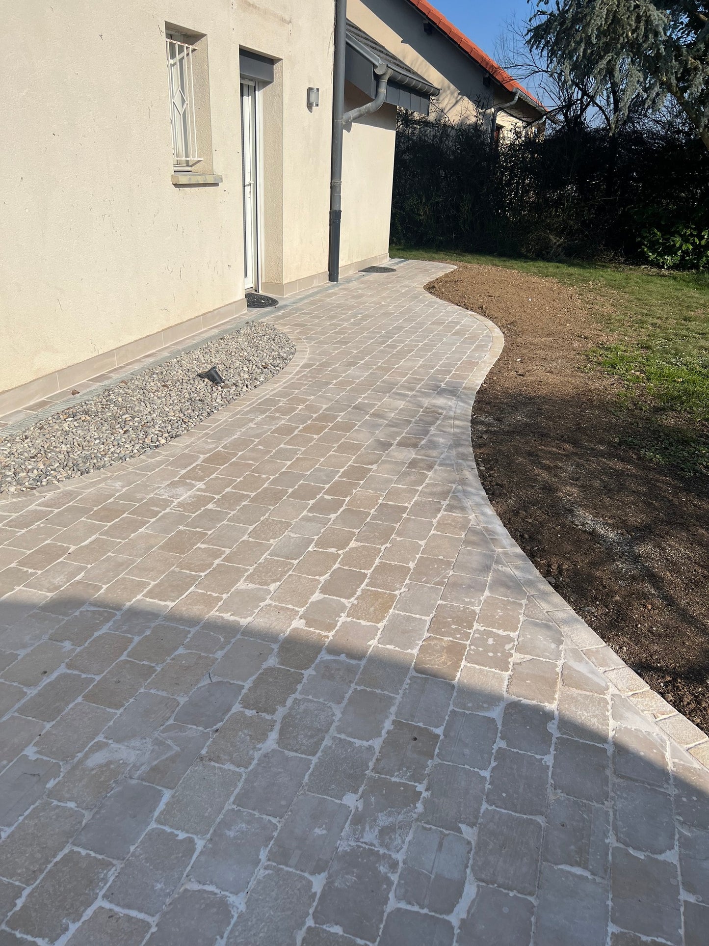 Pavé en pierre calcaire ALMENDRA beige bords sciés - 20 x 14 - Photo réalisation, entrée maison