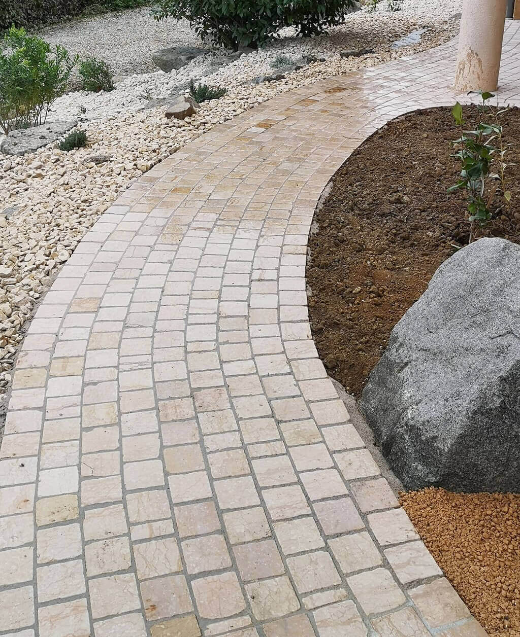 Pavé en pierre calcaire ALMENDRA beige bords sciés - 14 x 14 - Photo réalisation, entrée chemin
