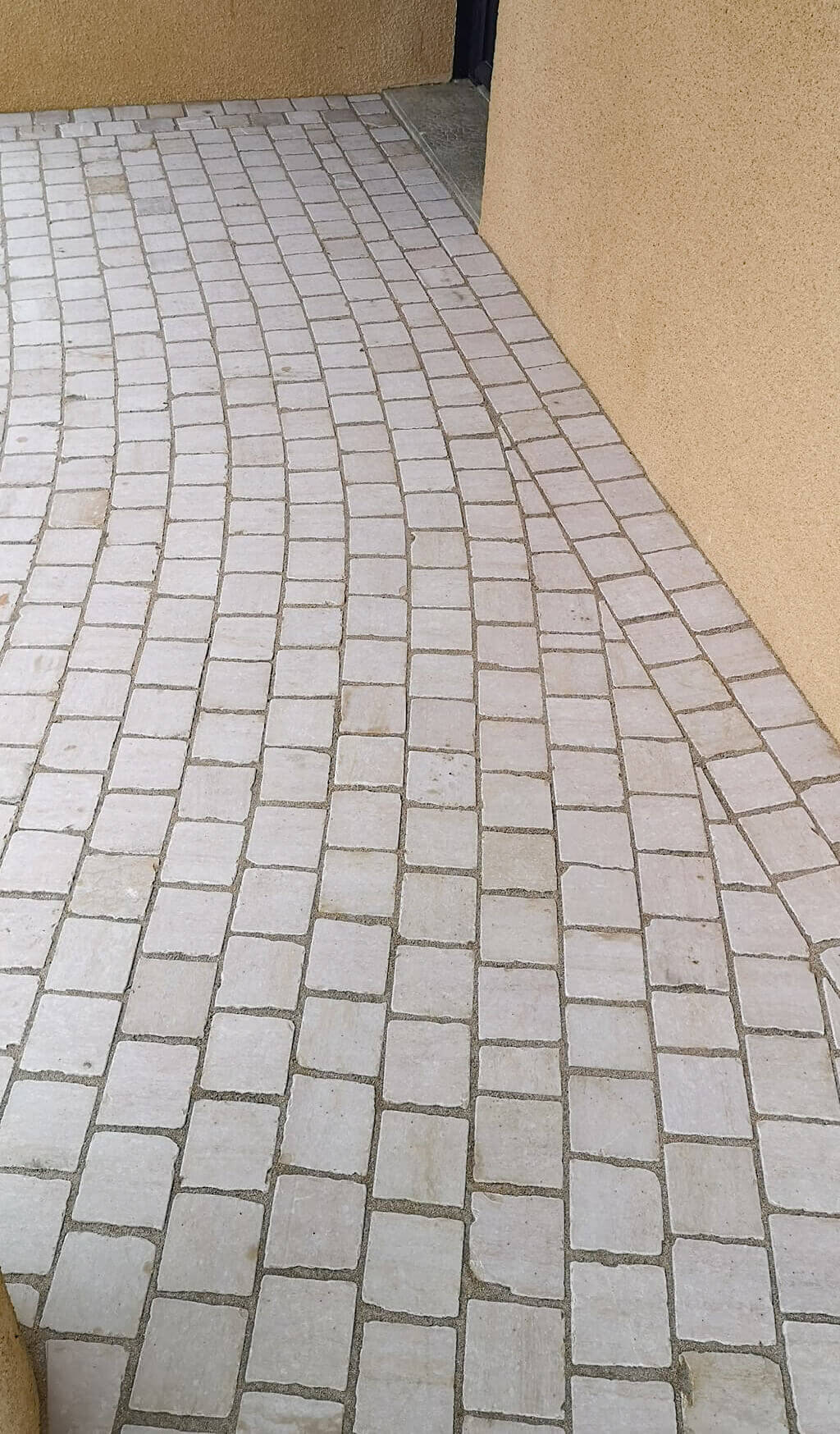 Pavé en pierre calcaire ALMENDRA beige bords sciés - 14 x 14 - Photo réalisation, entrée devant maison