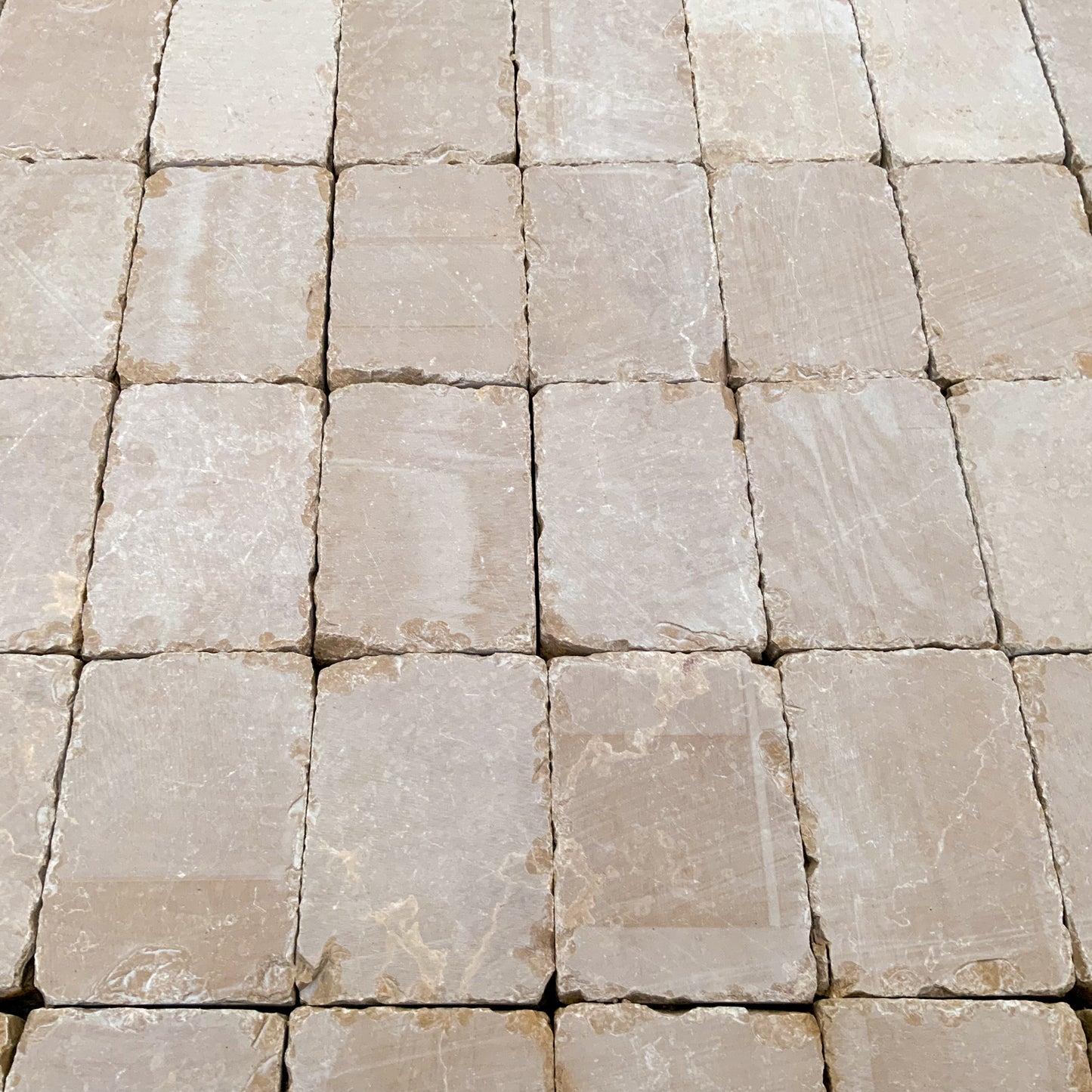 Pavé en pierre calcaire ALMENDRA beige bords sciés - 20 x 14 - Zoom texture