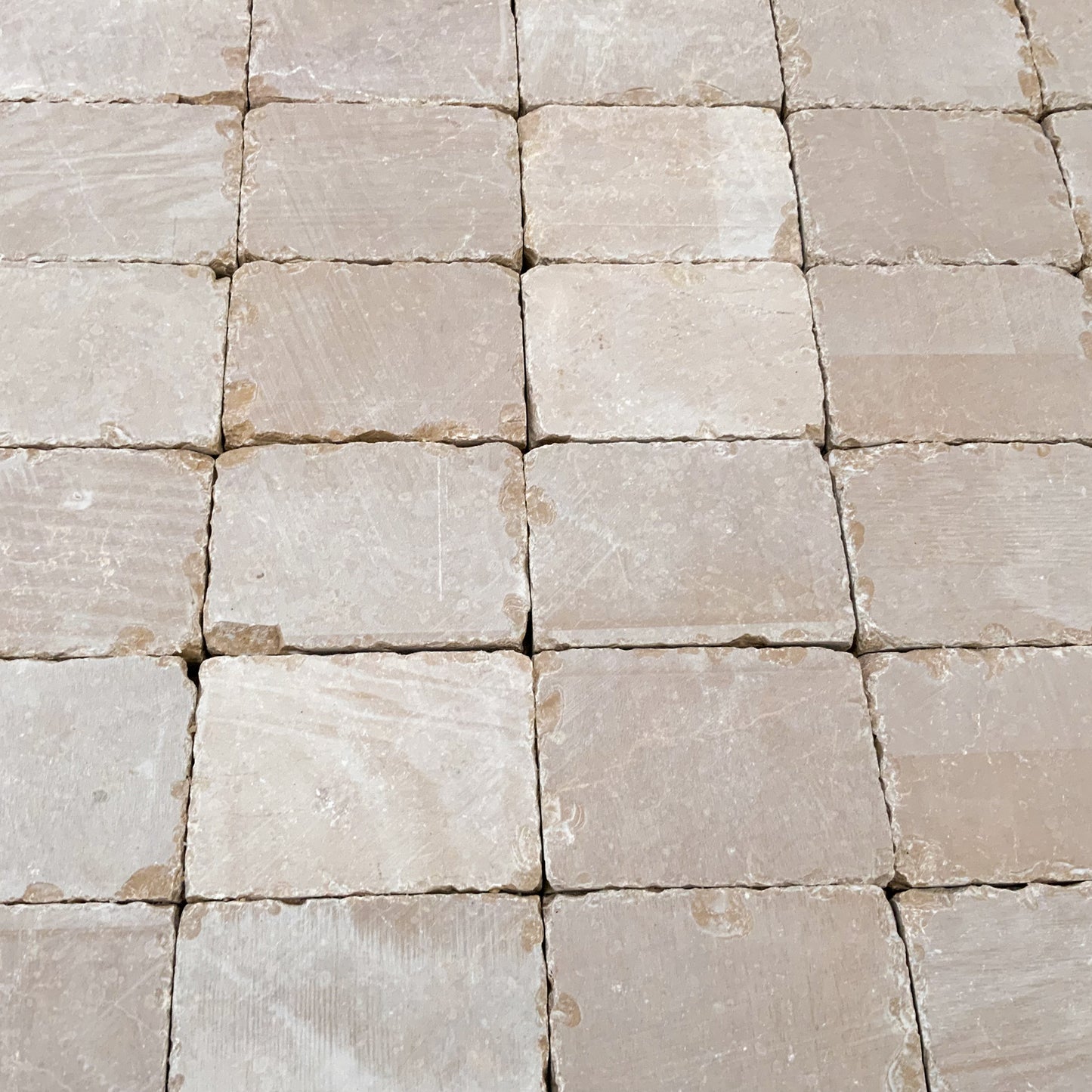 Pavé en pierre calcaire ALMENDRA beige bords sciés - 20 x 14 - Zoom texture