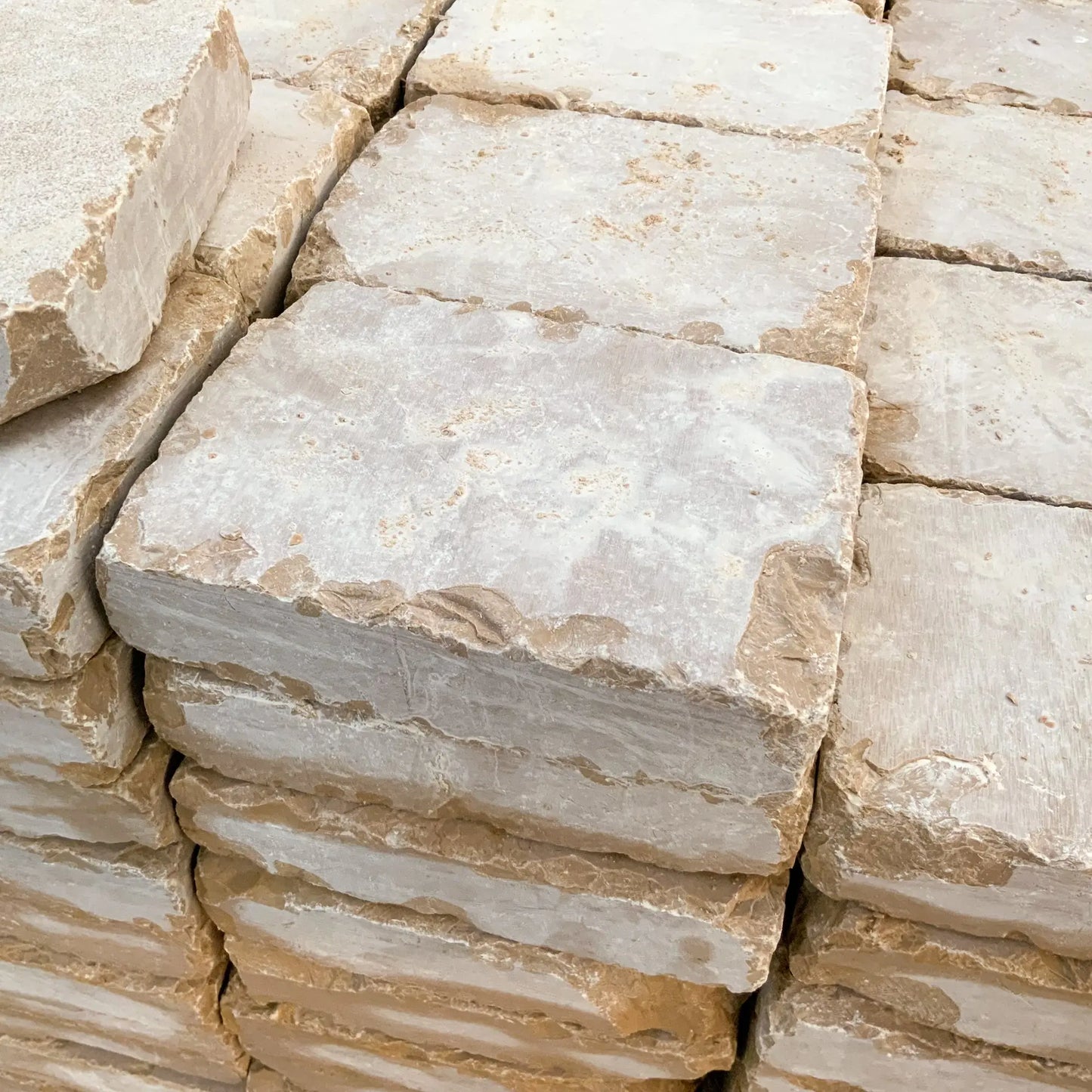 Pavé en pierre calcaire ALMENDRA beige bords sciés - 20 x 14 - Zoom texture