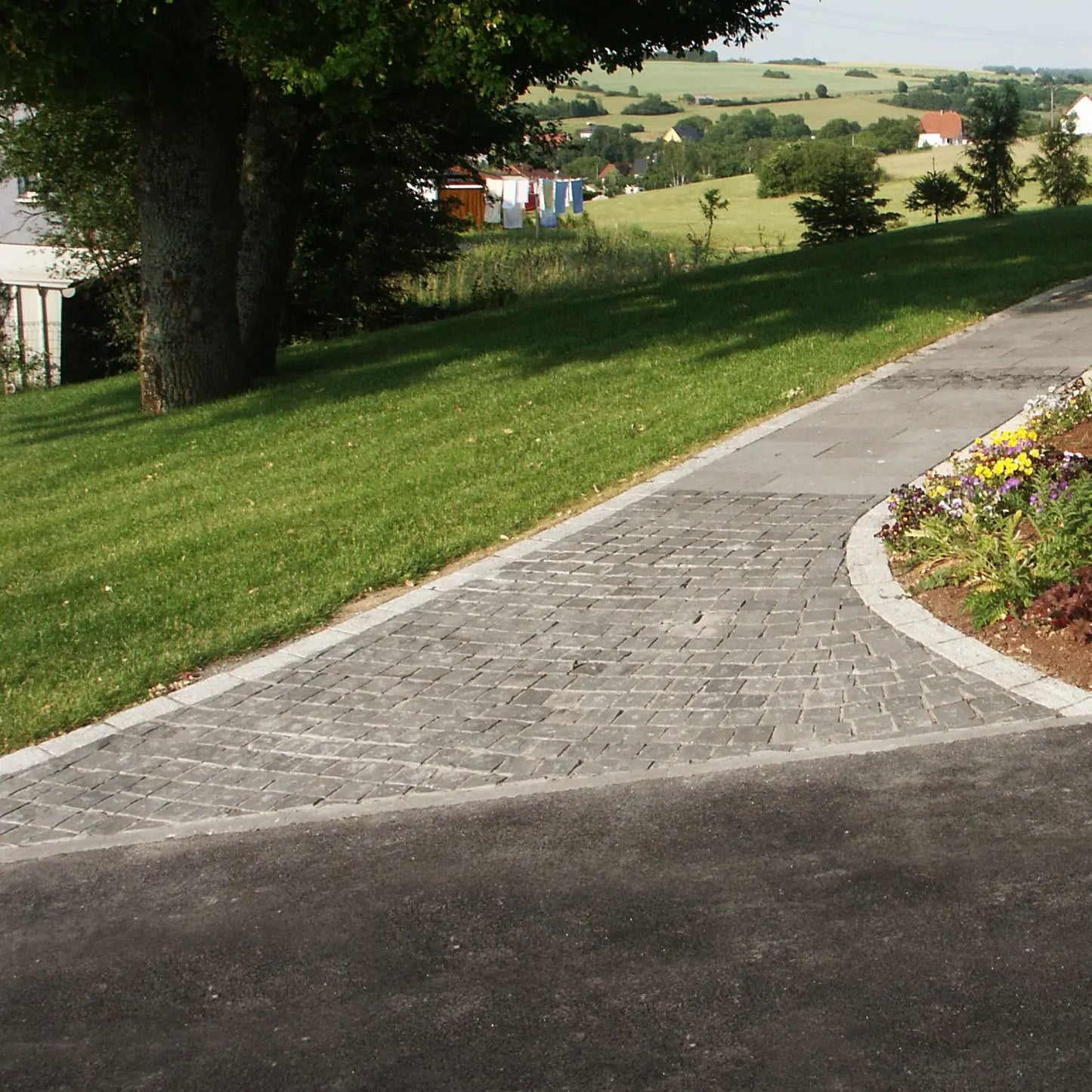 Pavé en BASALTE SUPER BLACK Naturel - Minéral Pierre Naturelle