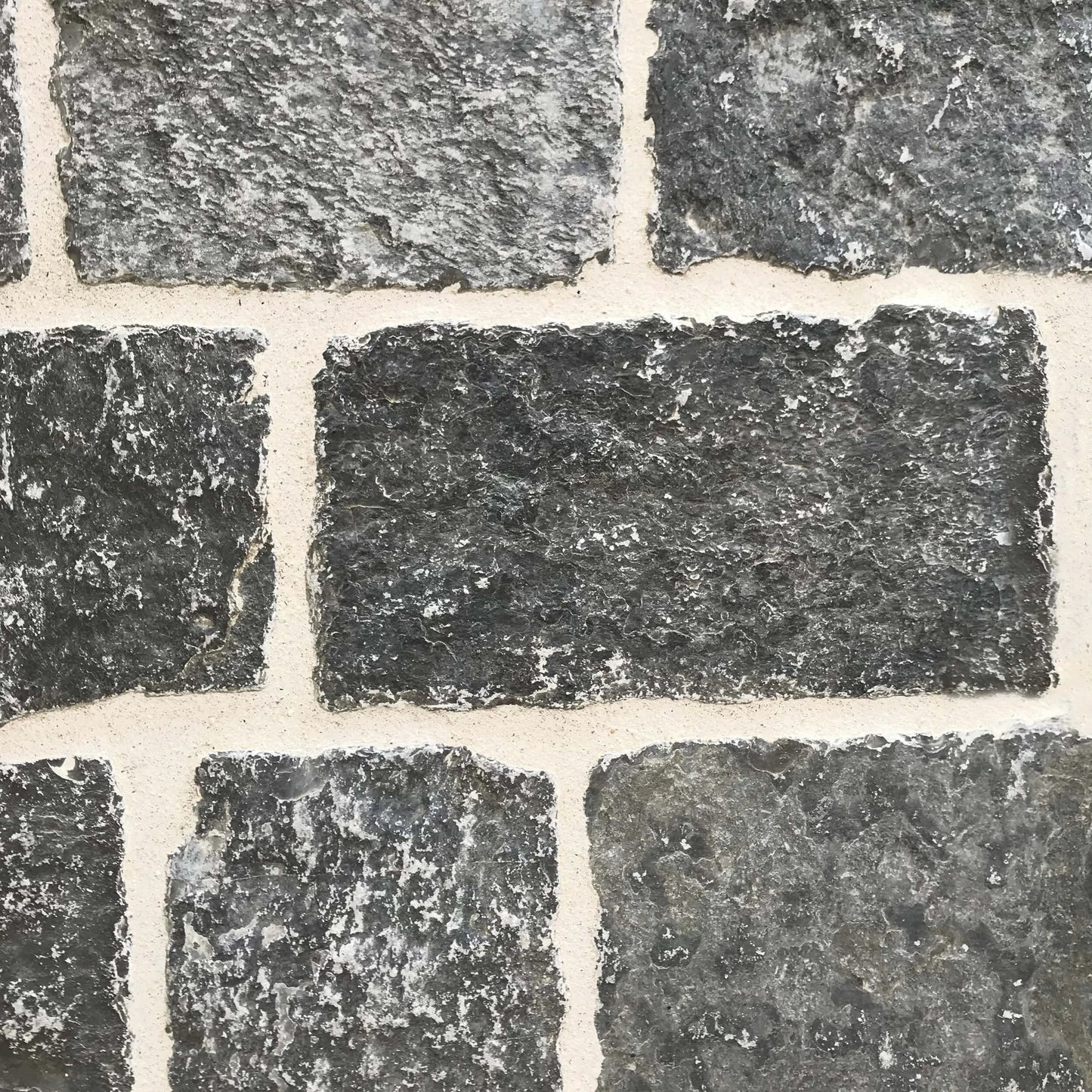 Pavé en pierre calcaire LIMA BLACK - Minéral Pierre Naturelle