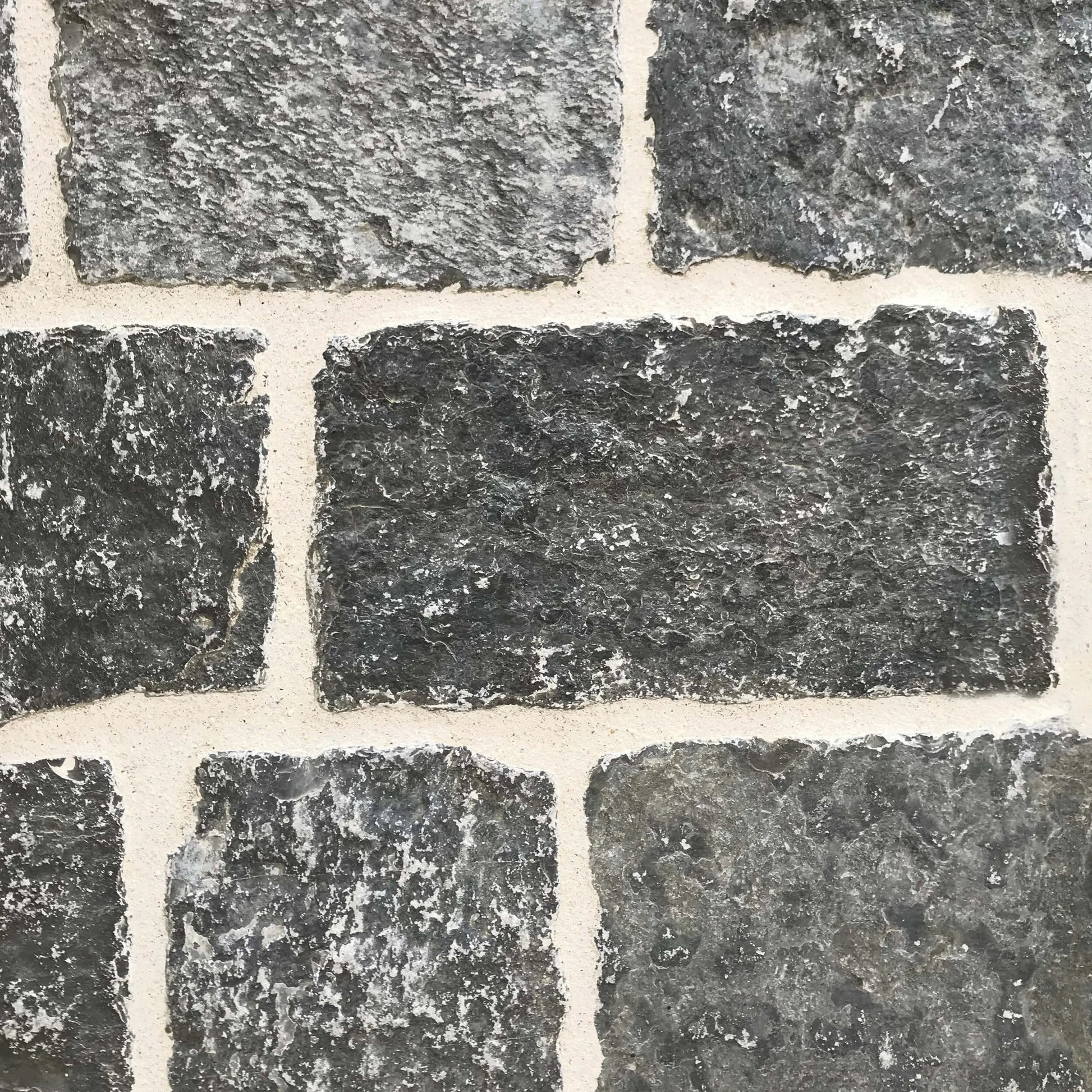 Pavé en pierre calcaire LIMA BLACK - Minéral Pierre Naturelle