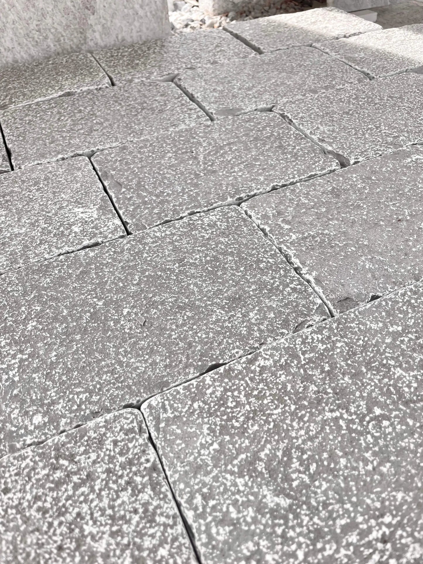 Pavé en pierre calcaire LIMA GRIS - Minéral Pierre Naturelle