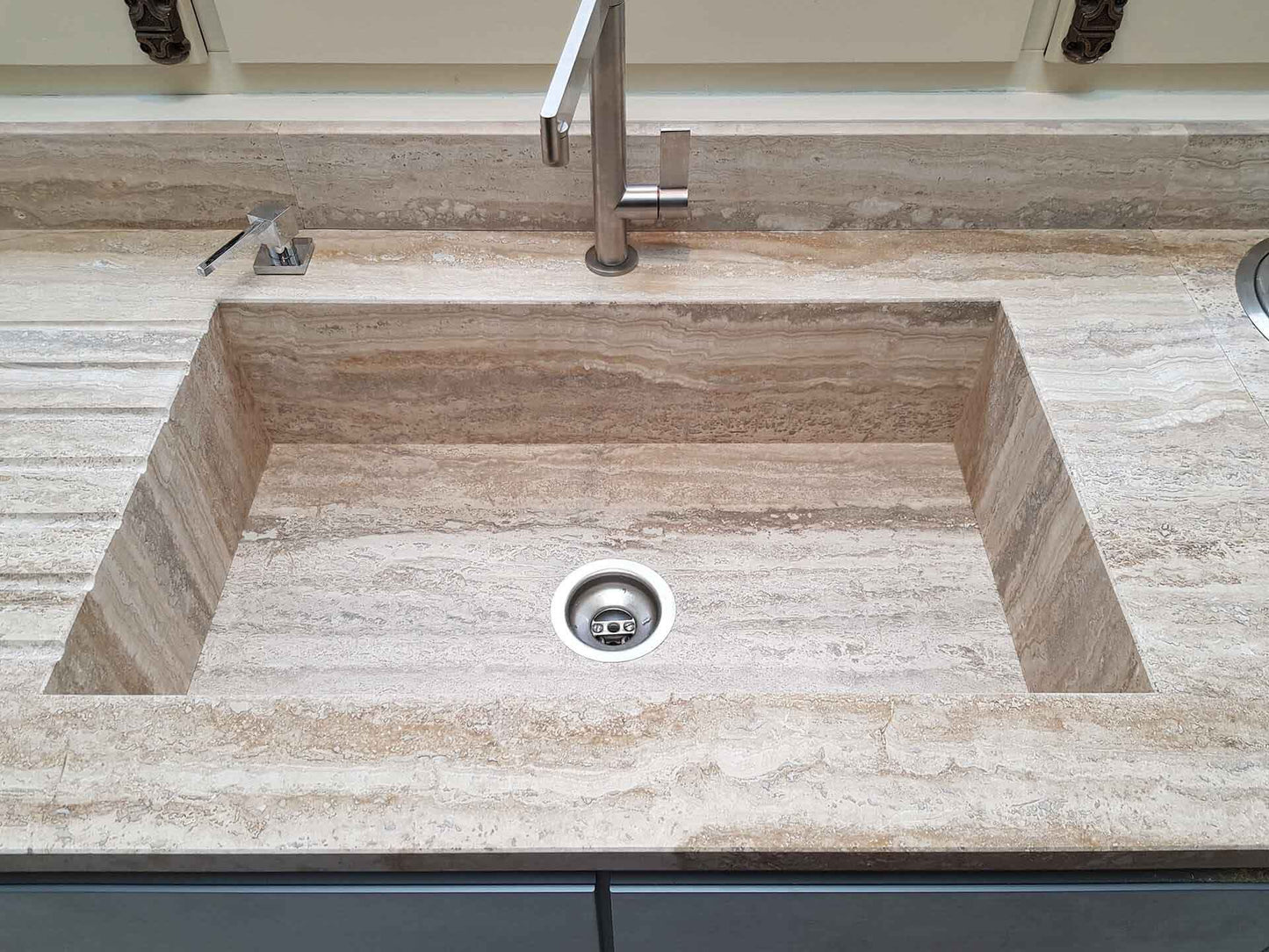 TRAVERTIN RÖMISCHER VEIN CUT geschliffen, gespachtelt