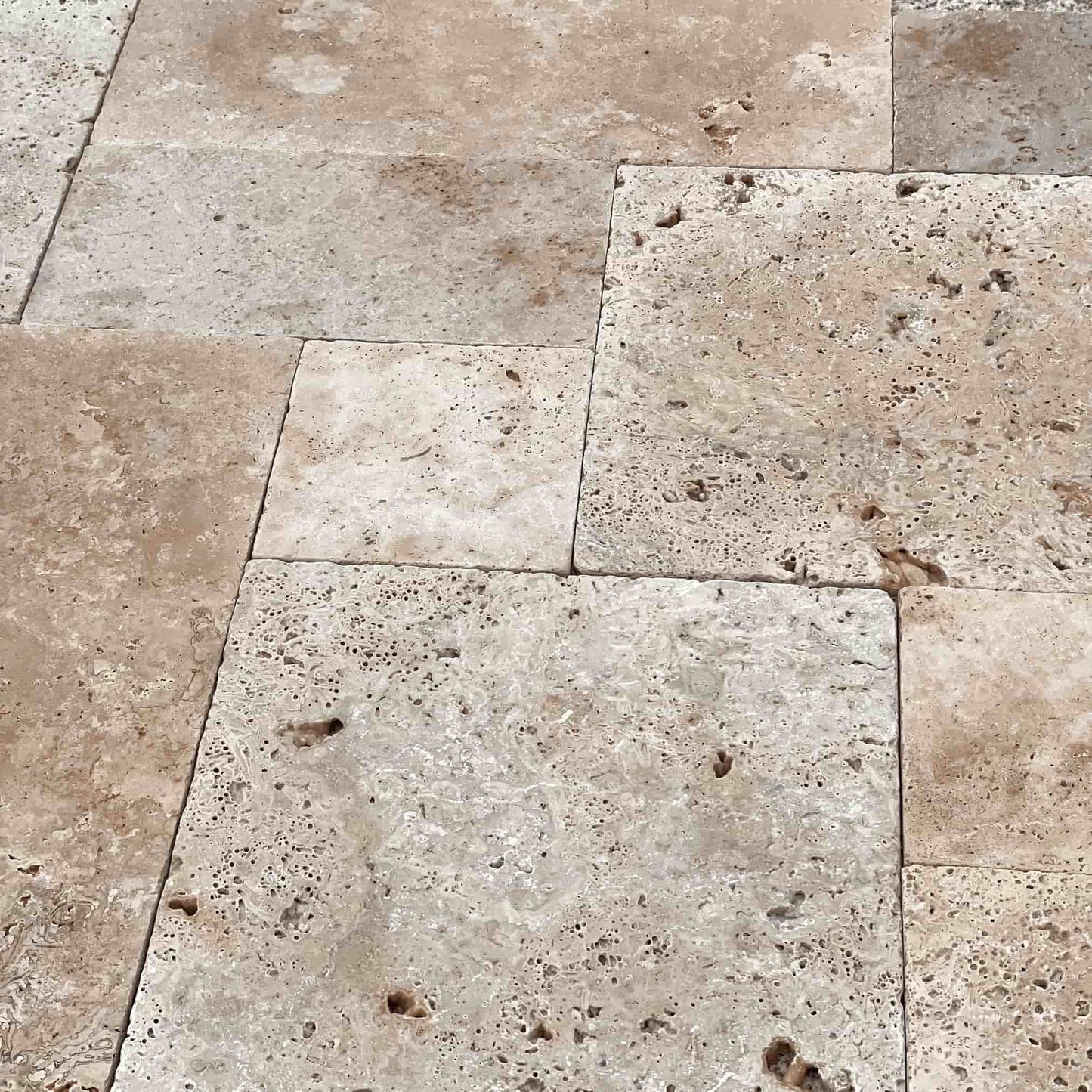 Dallage intérieur en TRAVERTIN RUSTIC - Minéral Pierre Naturelle