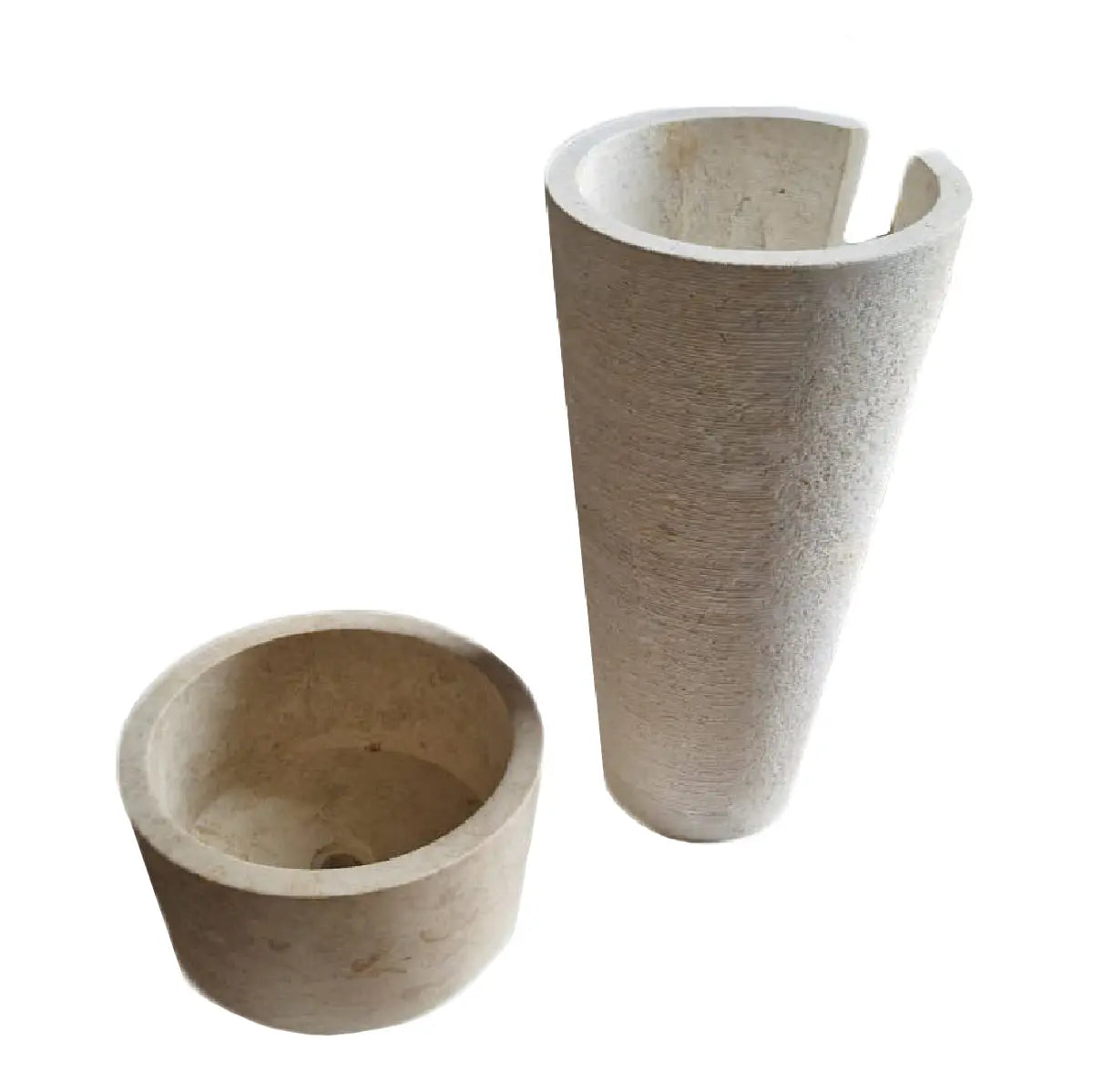 Vasque sur pied en marbre beige naturel, finition adoucie et pied brut. Percement évacuation. Pièce unique, design conique sobre et stable.