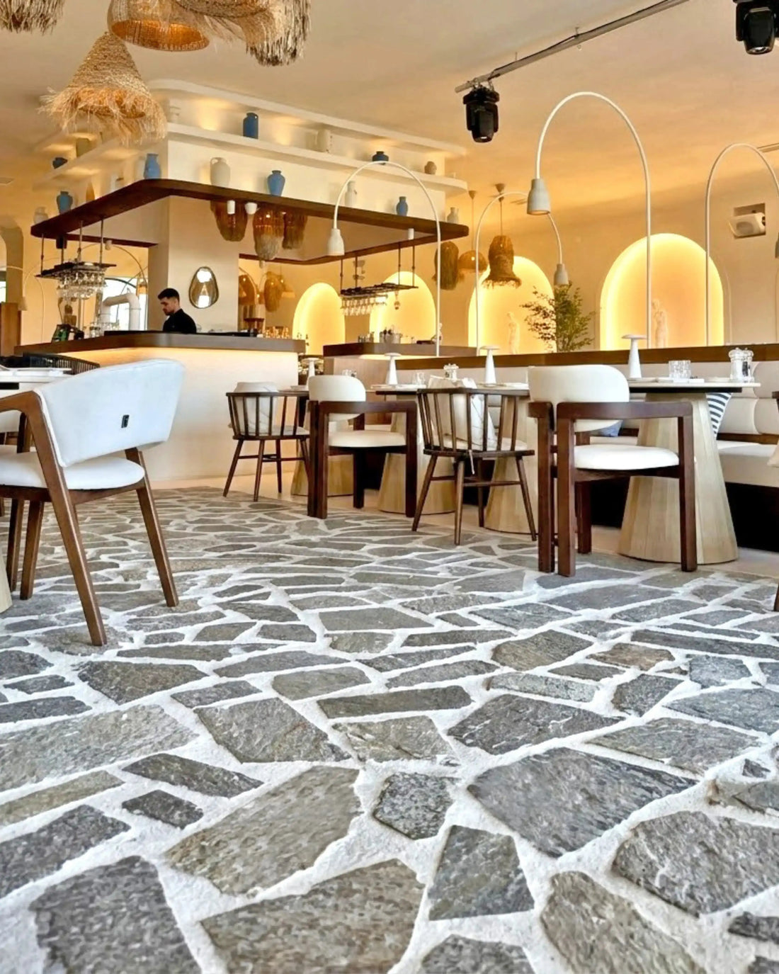 Kova Restaurant : 200 m² d’opus incertum en pierre de Luzerne Minéral Pierre Naturelle