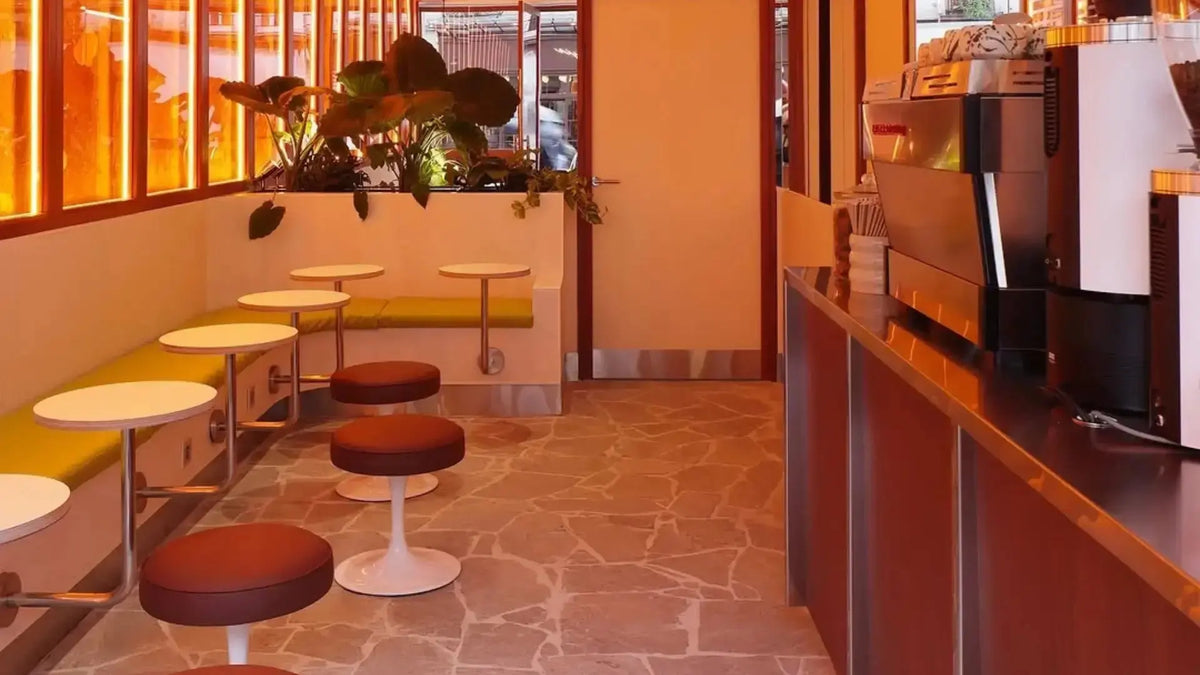 Latte Club in Paris: Ein Retro-Café mit Naturboden