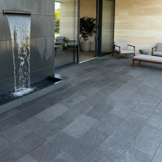 Plage de piscine et margelles en basalte Super Black à Woustviller