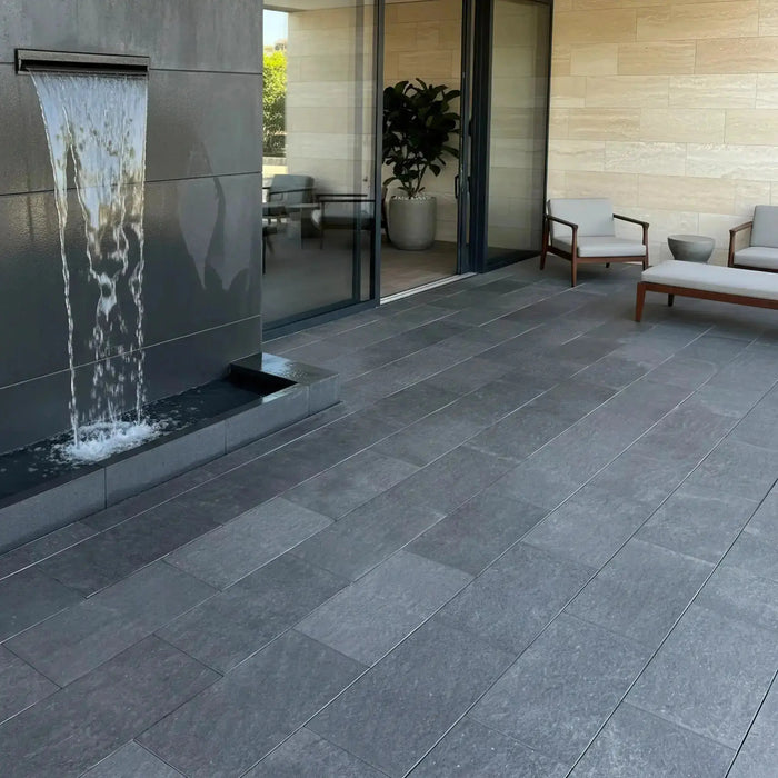 Poolumrandung und Poolrandplatten aus Basalt Super Black in Woustviller