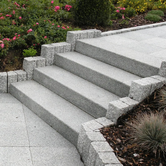 Escalier extérieur en marches bloc de granit Silversand à Molsheim