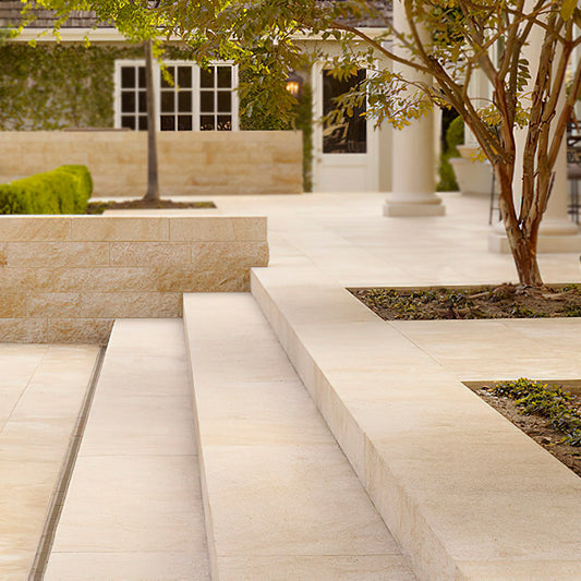 Un-escalier-qui-a-du-style-et-dure-100-ans-Pensez-pierre-naturelle Minéral Pierre Naturelle