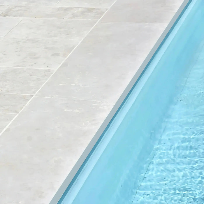 Poolrandplatten und Poolumrandung aus Kalkstein Saint Valmier in Lyon
