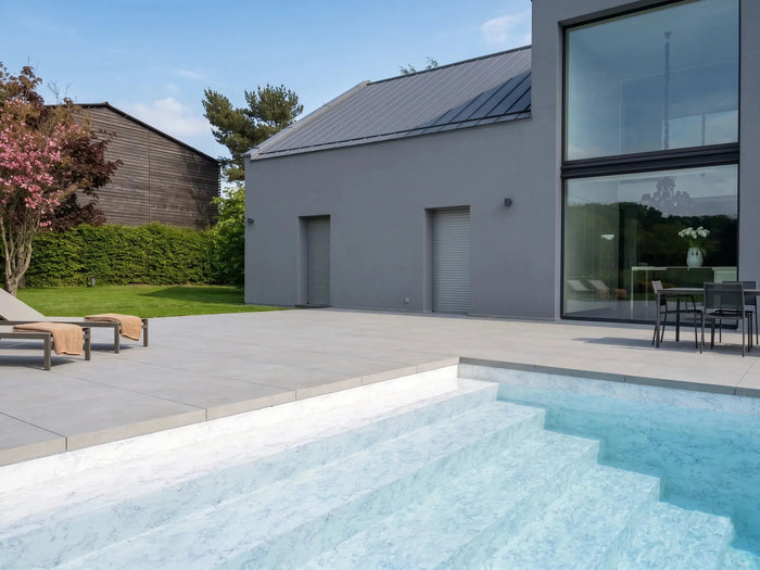Terrasse und Poolrandplatten aus 2 cm Outdoor-Feinsteinzeug in Betonoptik in Saverne
