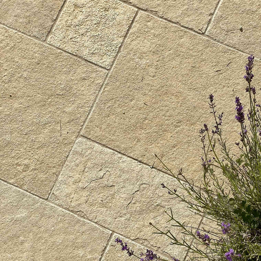 Dallage en pierre calcaire LIMA BEIGE Bords sciés - Minéral Pierre Naturelle