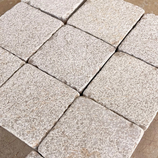 Pavé en pierre calcaire ALMENDRA grenaillé scié - Minéral Pierre Naturelle