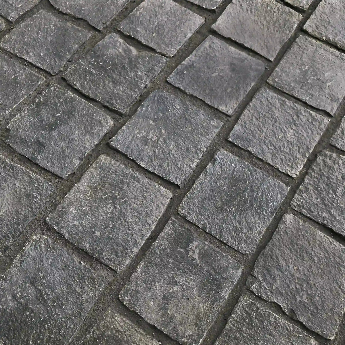 Pavé en BASALTE SUPER BLACK Naturel Minéral pierre naturelle