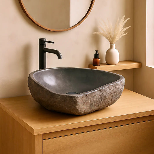Vasque en galet naturel, intérieur marbre gris brillant. Unique et authentique, finitions soignées. Dimensions 42-50 cm, évacuation diamètre 4,5 cm incluse.