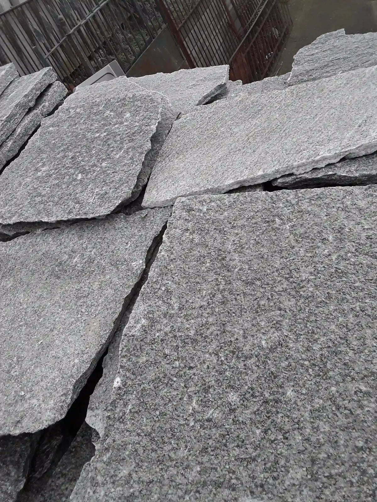 Opus Incertum en gneiss ALPINA WHITE Minéral pierre naturelle