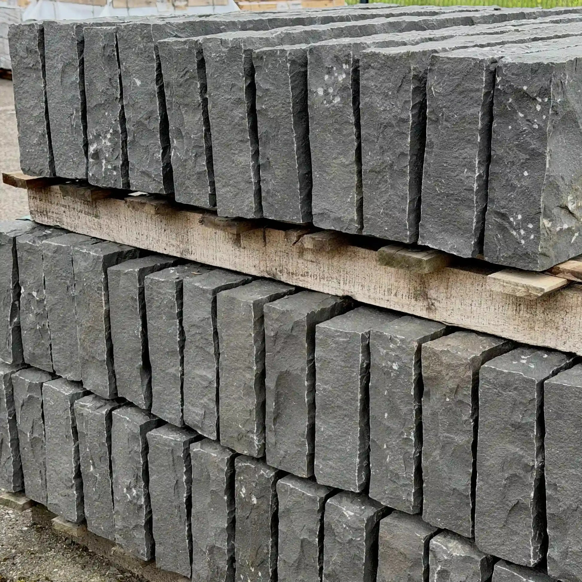 Margelle massive en BASALTE SUPER BLACK broché Minéral pierre naturelle