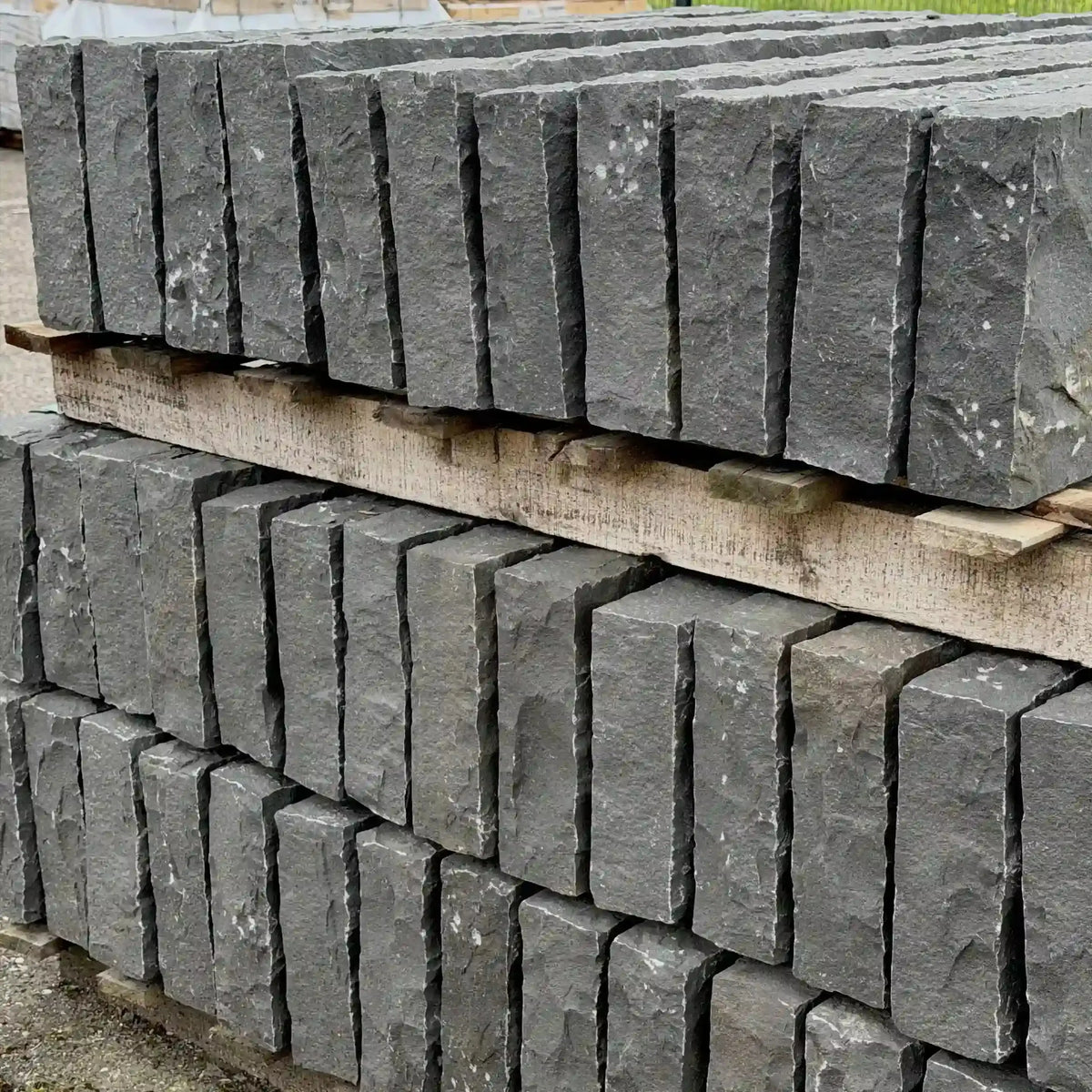 Margelle massive en BASALTE SUPER BLACK - finition naturelle Minéral pierre naturelle