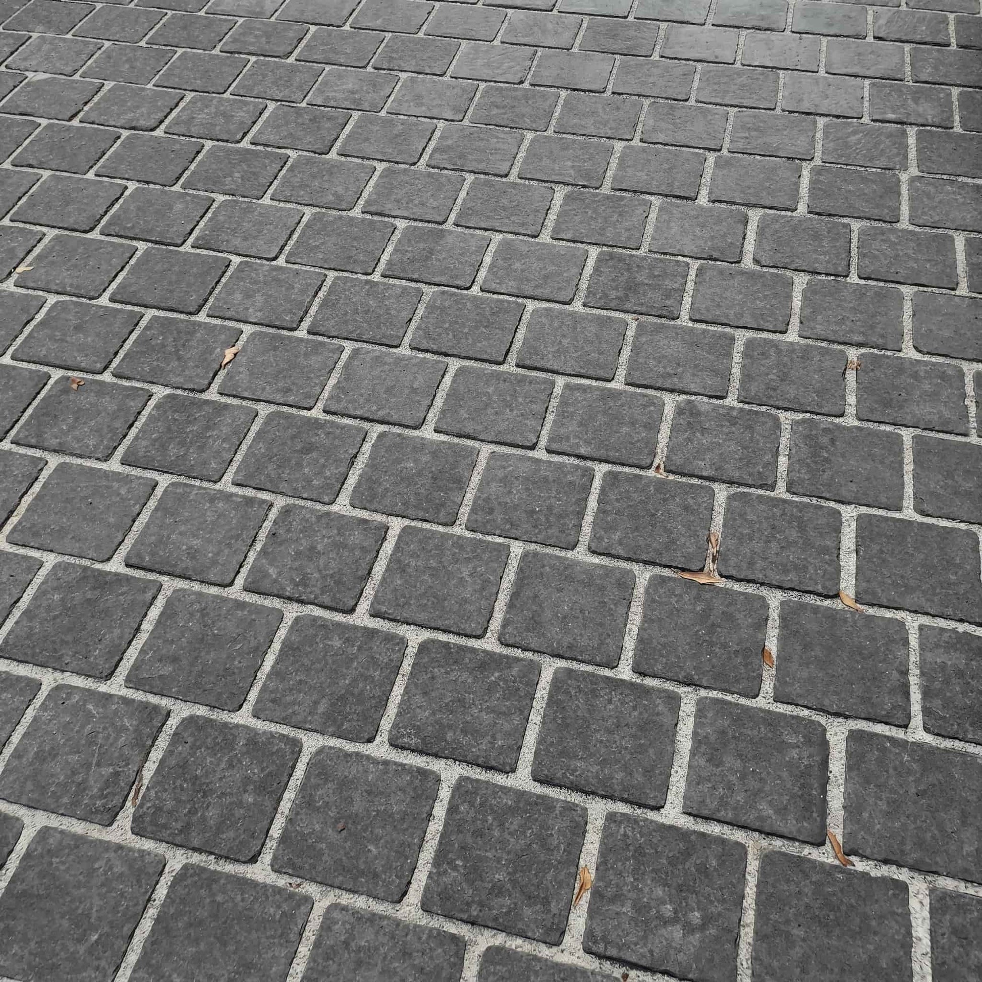 Pavé en BASALTE SUPER BLACK flammé Minéral pierre naturelle