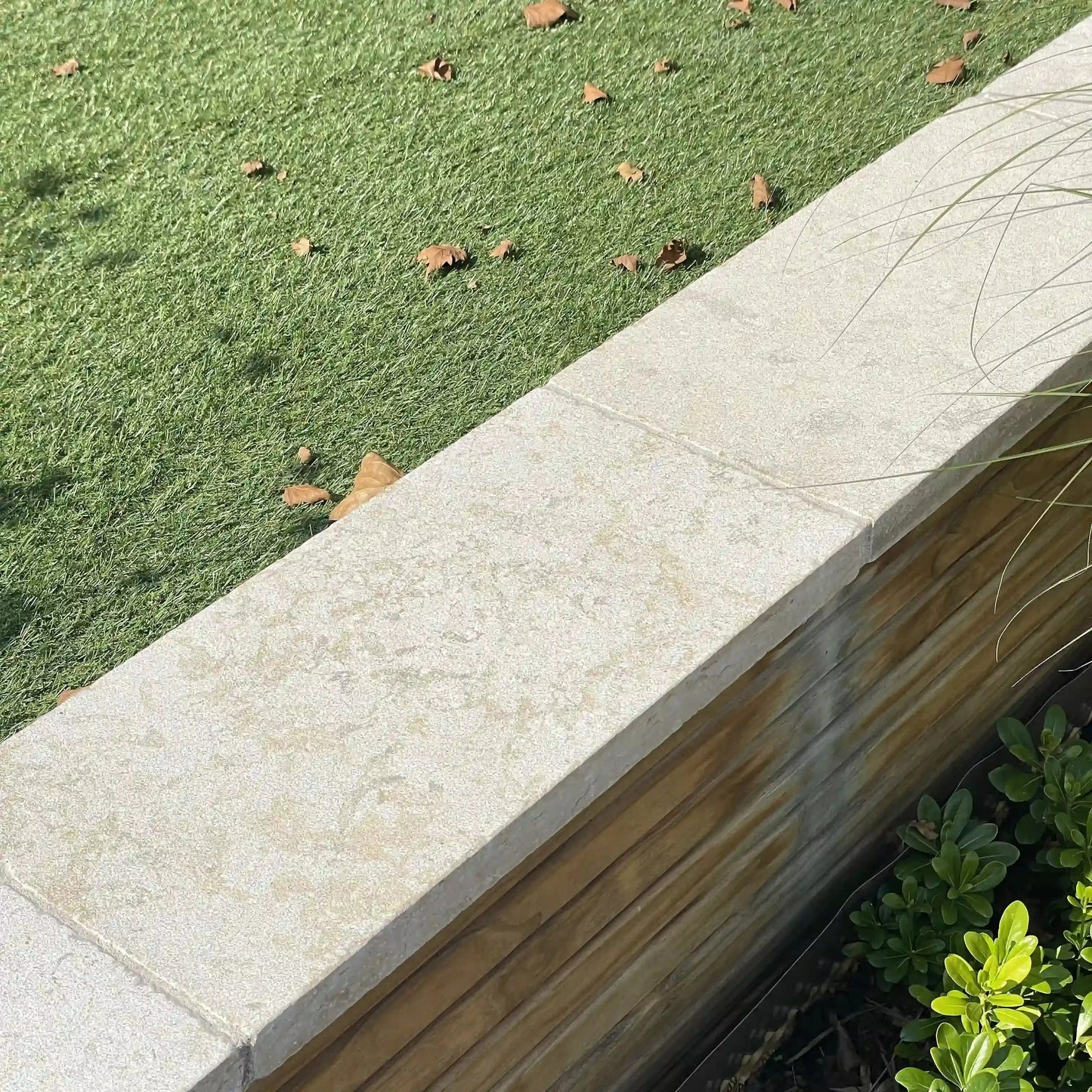 Mauerabdeckungen Kalkstein ALMENDRA getrommelt