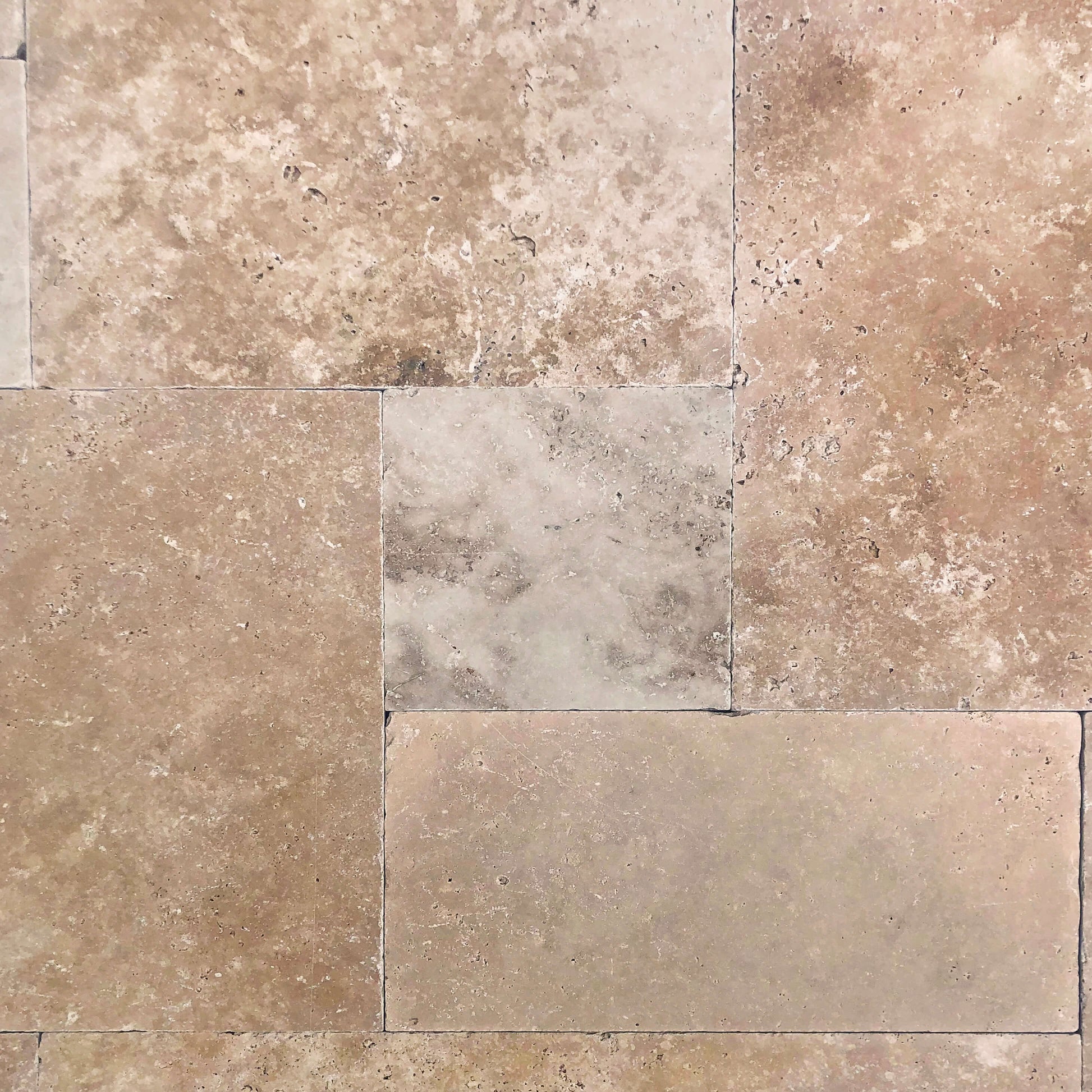 Dallage TRAVERTIN Beige CLASSIC SELECTION pour sol et mur & intérieur et extérieur. Salle de bain
