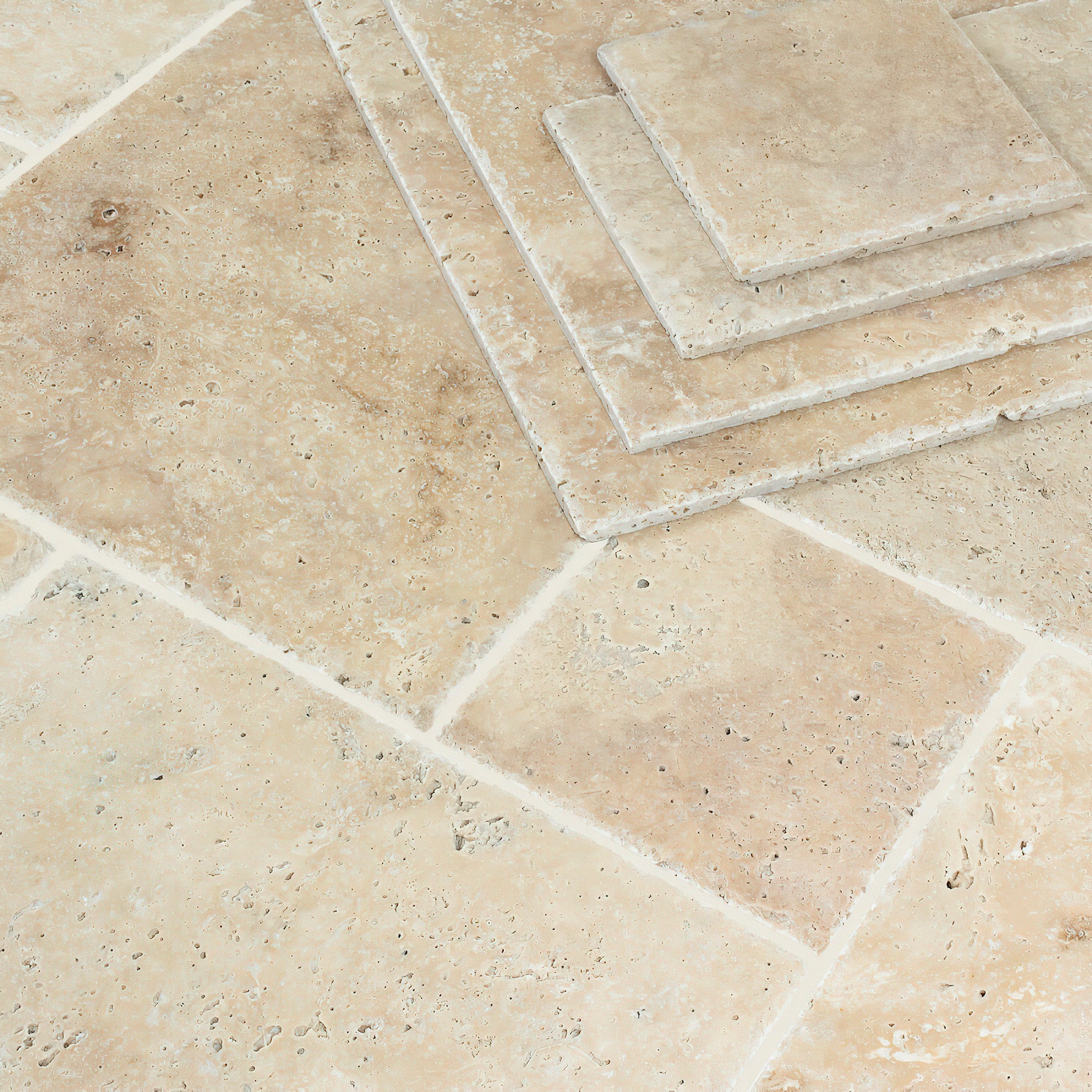 Dallage en TRAVERTIN LIGHT - Sol Mur Intérieur Extérieur Gros plan sur la texture du travertin Light, pierre naturelle beige avec peu de trous et faible variation de teinte