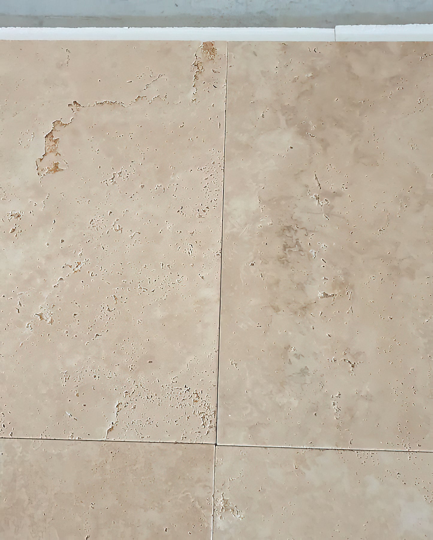 Dallage en TRAVERTIN LIGHT - Sol Mur Intérieur Extérieur Posé en terrasse extérieure, pierre naturelle beige clair à finition vieillie, aspect homogène et antidérapant