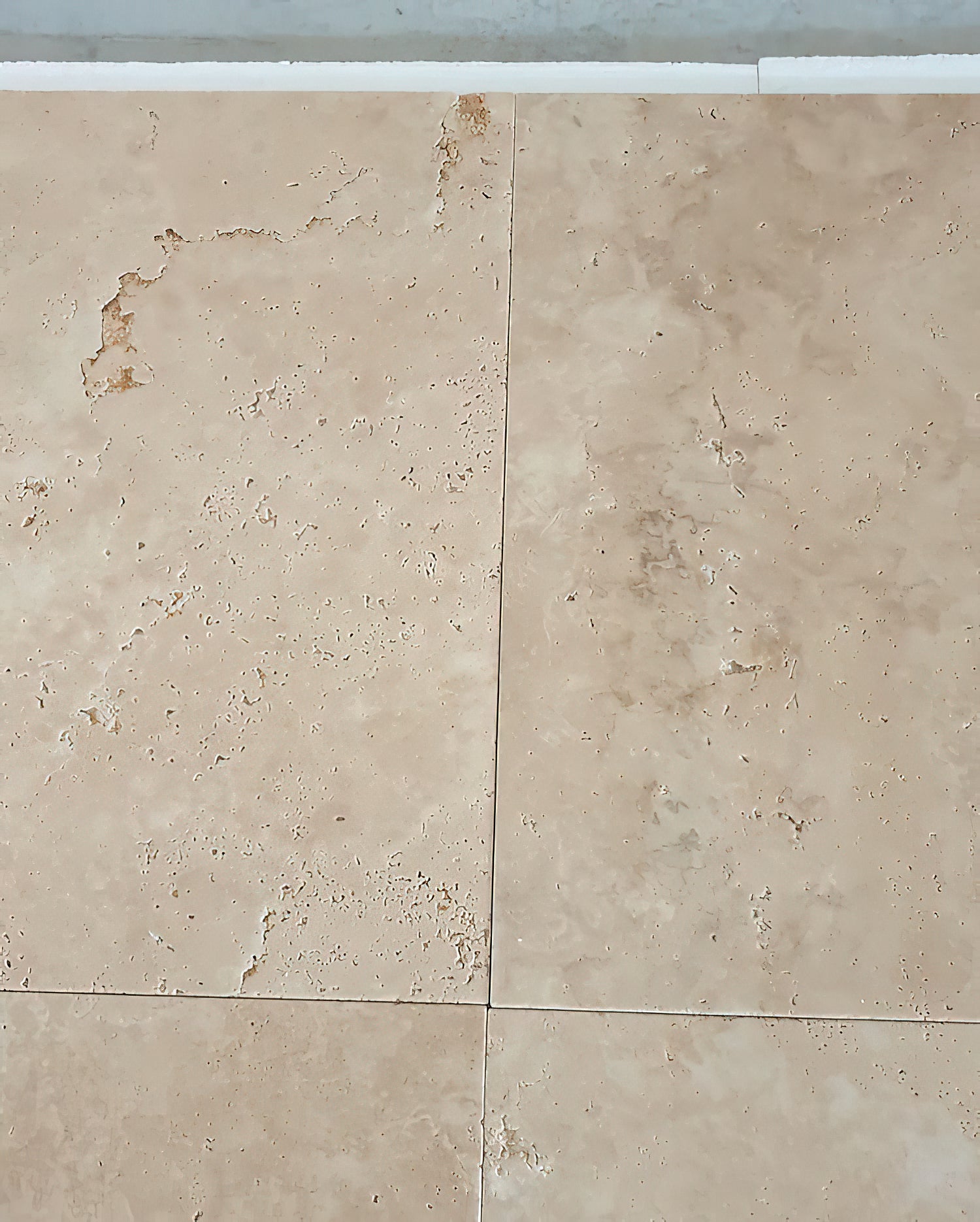 Dallage en TRAVERTIN LIGHT - Sol Mur Intérieur Extérieur Posé en terrasse extérieure, pierre naturelle beige clair à finition vieillie, aspect homogène et antidérapant