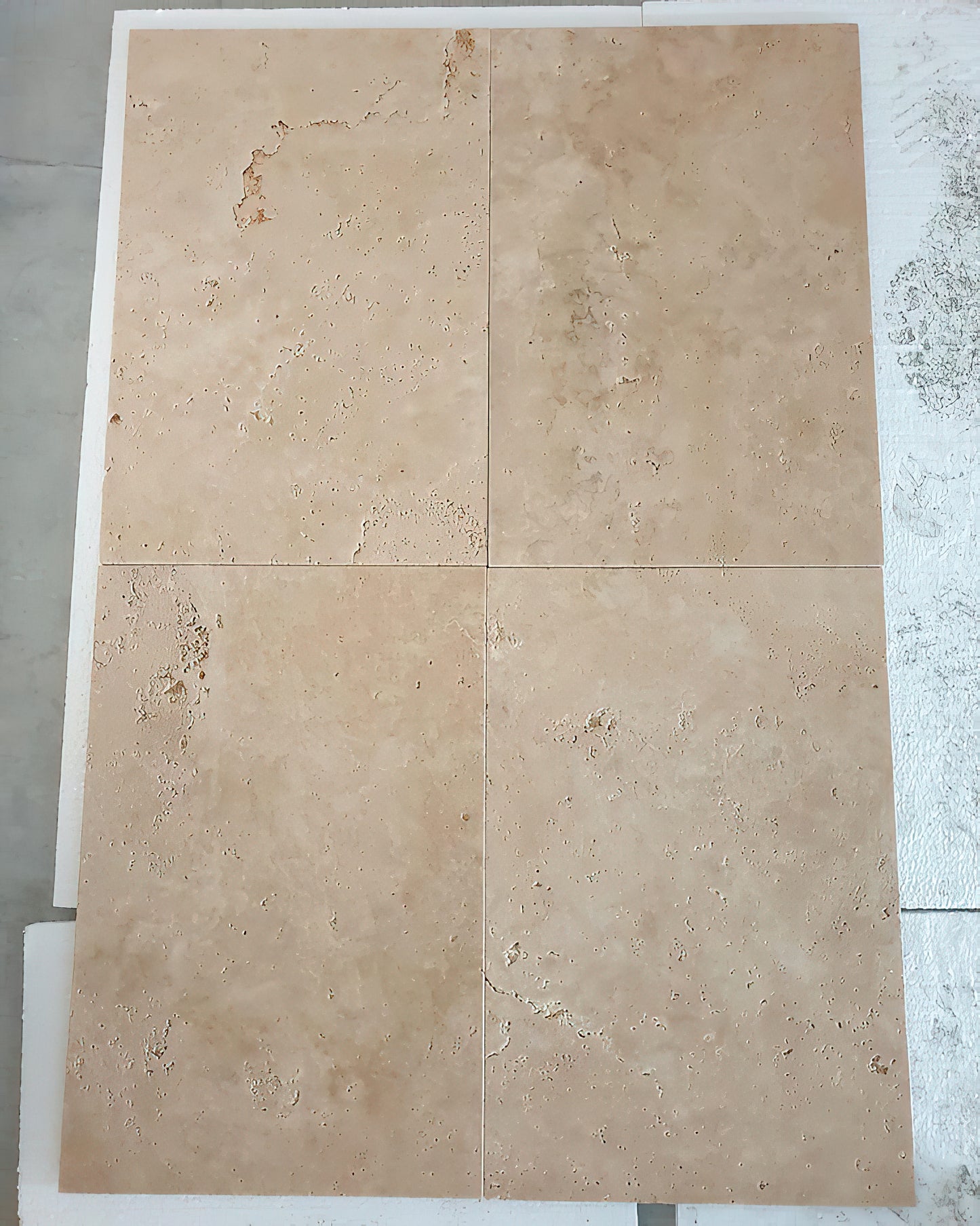 Dallage en TRAVERTIN LIGHT - Sol Mur Intérieur Extérieur Posé en terrasse extérieure, pierre naturelle beige clair à finition vieillie, aspect homogène et antidérapant